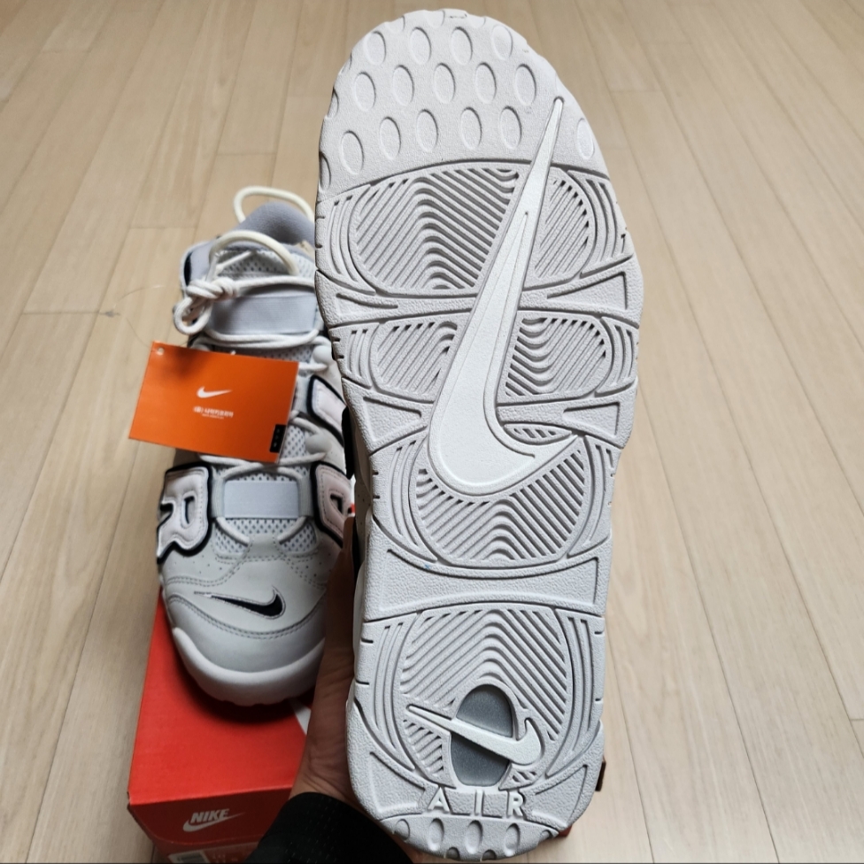 Nike Air More Uptempo Photon Dust 착용 스타일 - 2