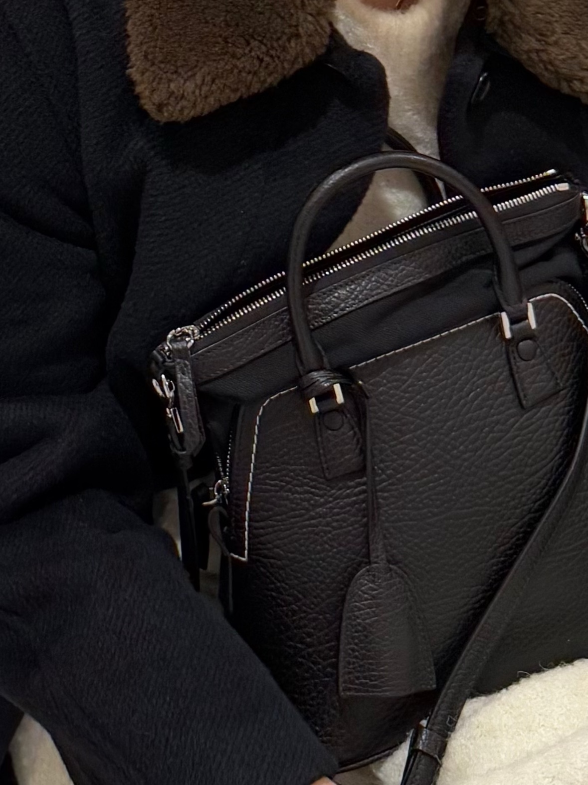 Maison Margiela 5AC Mini Shoulder Bag Black, Dr. Martens 1461 Smooth Black 착용 스타일 - 2