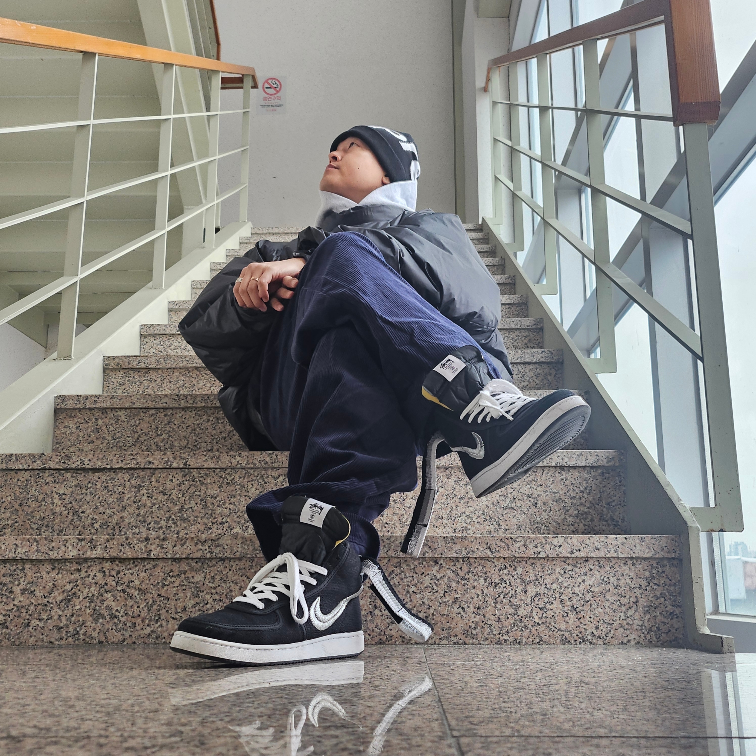 Supreme Big Logo Beanie Black, Yeezy x Gosha Rubchinskiy YZY Black Dogs Hoodie Heather Grey 착용 스타일 - 1