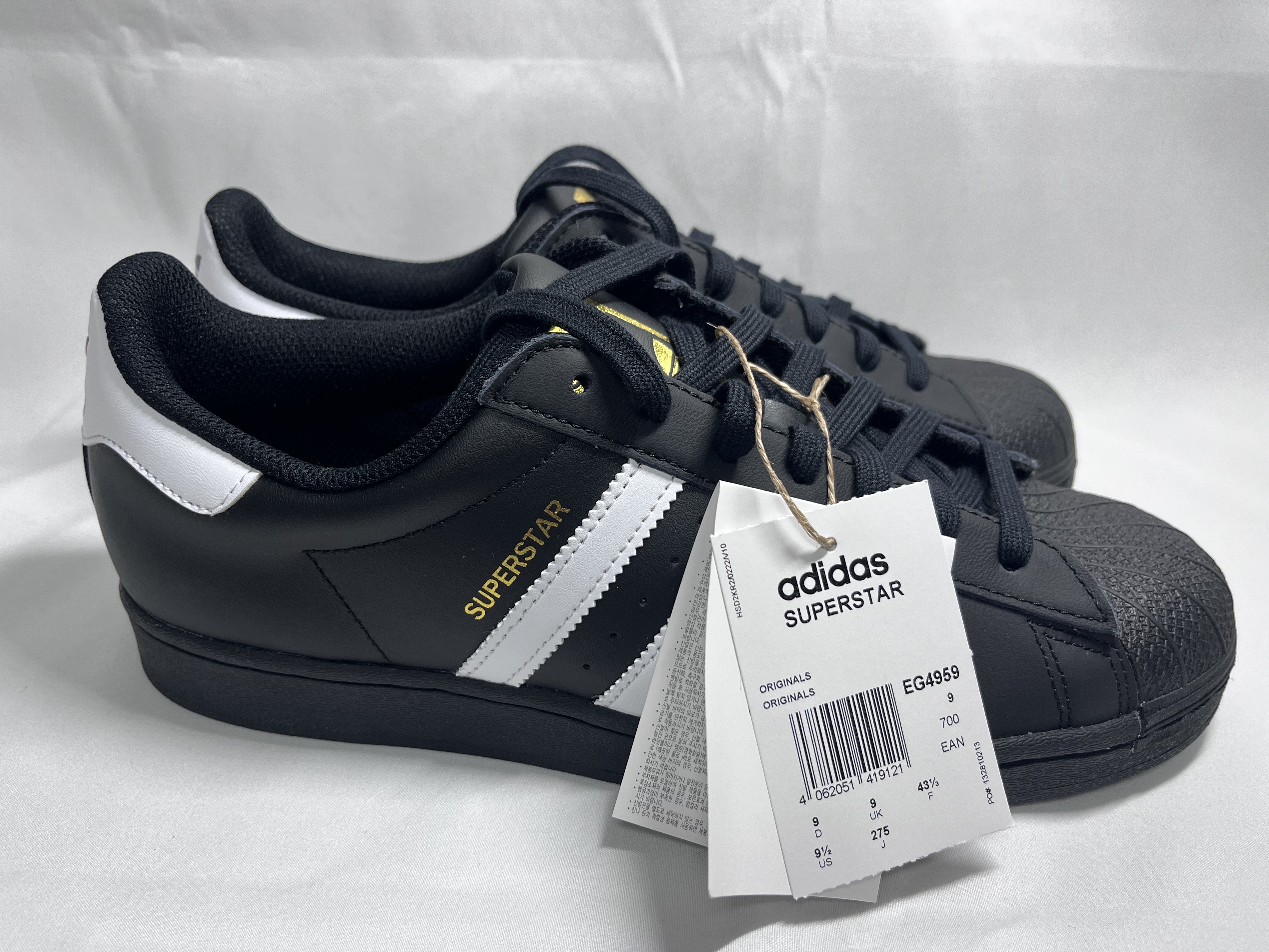 Adidas Superstar Core Black White 착용 스타일 - 2