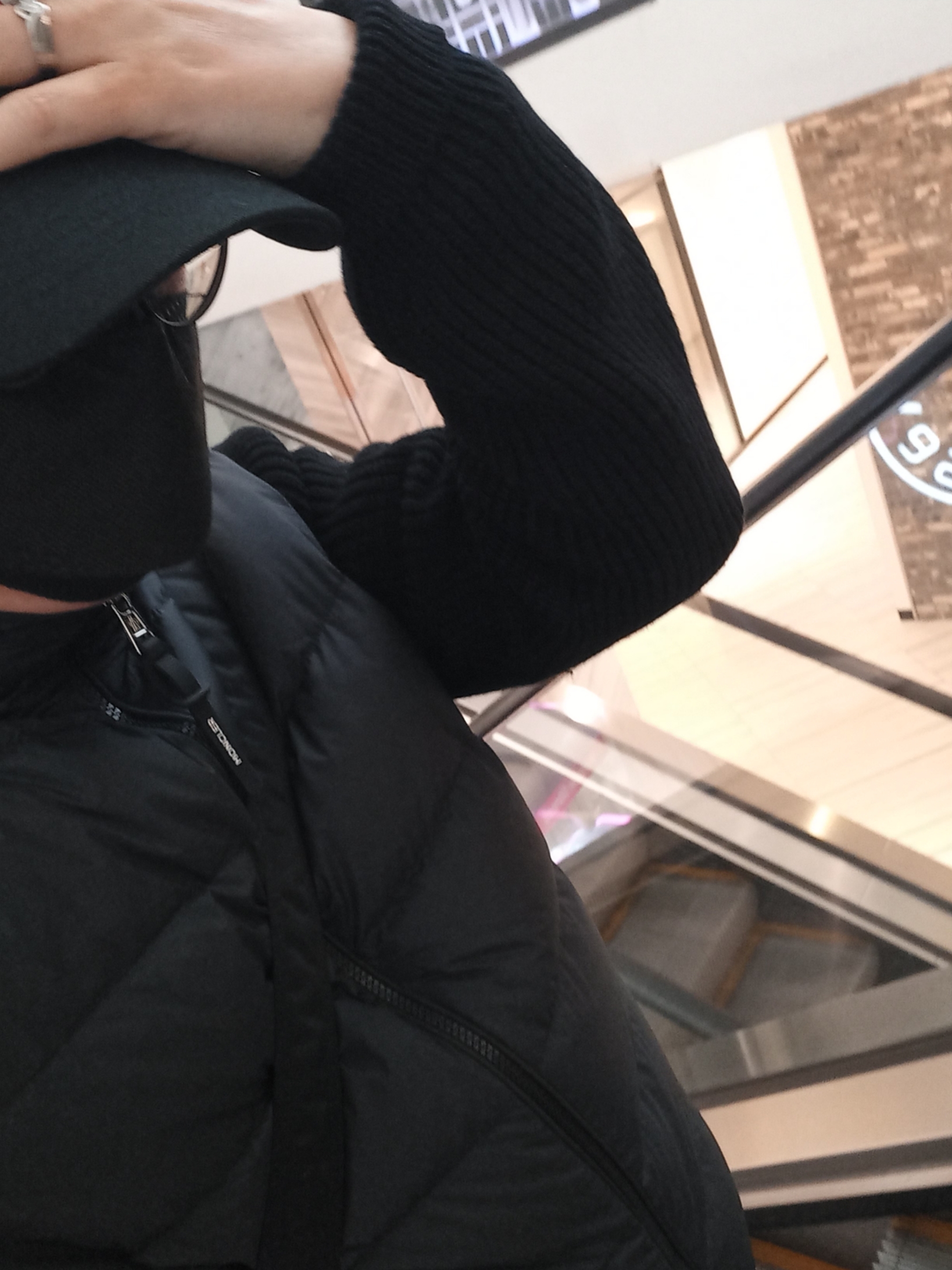 Moncler Padded Wool Zip-Up Hoodie Black - 24FW, UGG Neuman Chestnut 착용 스타일 - 4