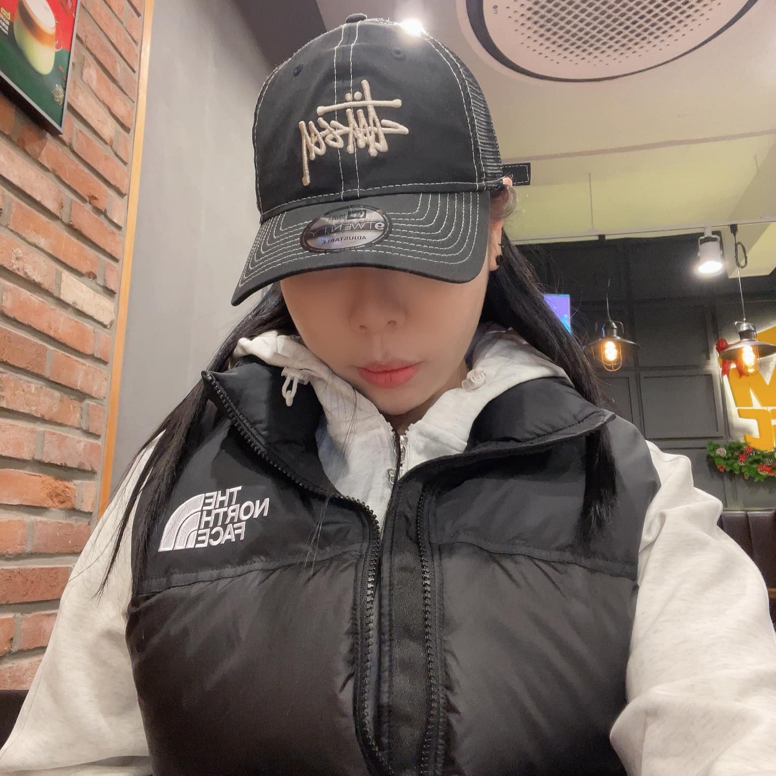 Stussy New Era 9twenty Basic Trucker Black 착용 스타일