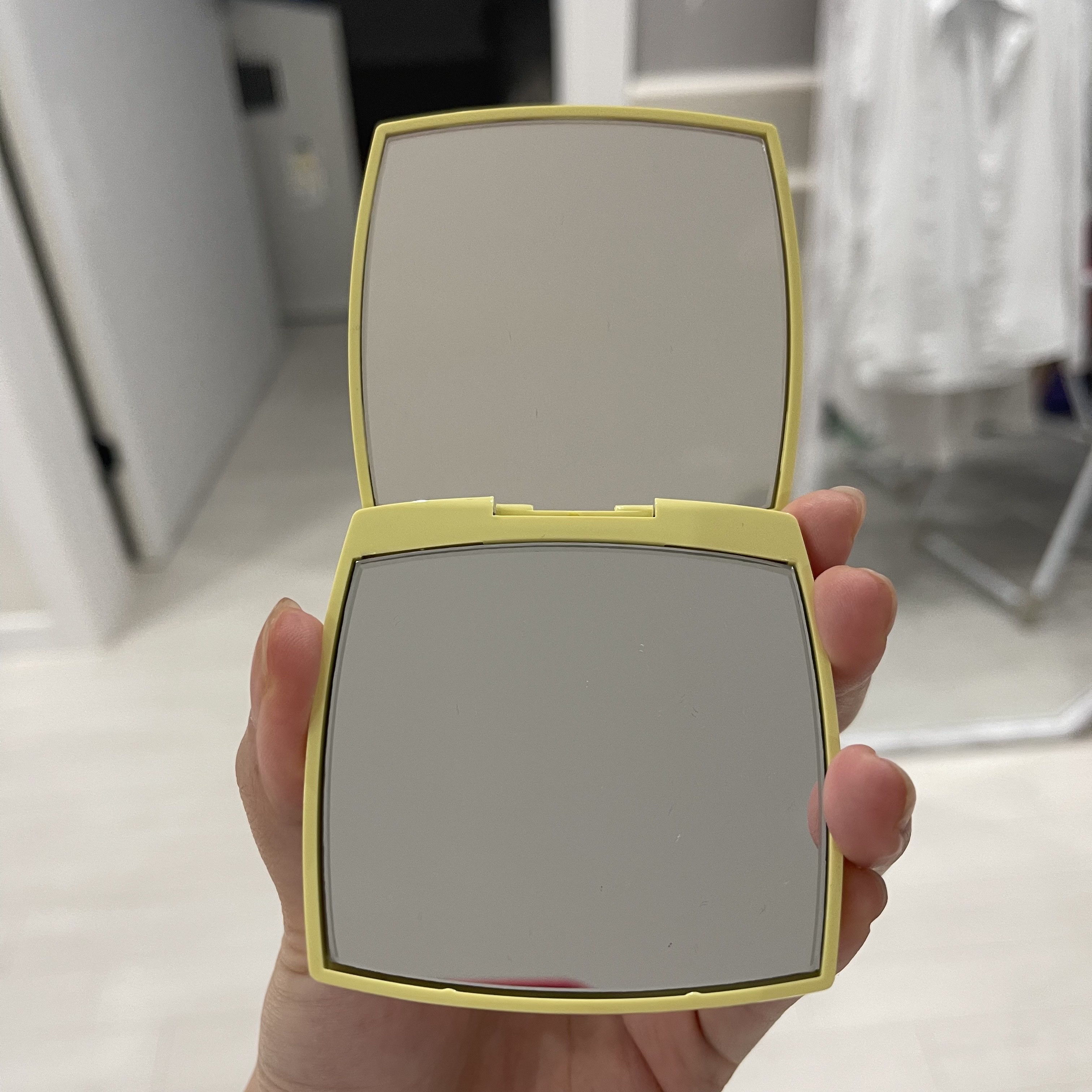 Chanel Codes Couleur Limited Edition Miroir Double Facettes 129 Ovni 착용 스타일 - 5