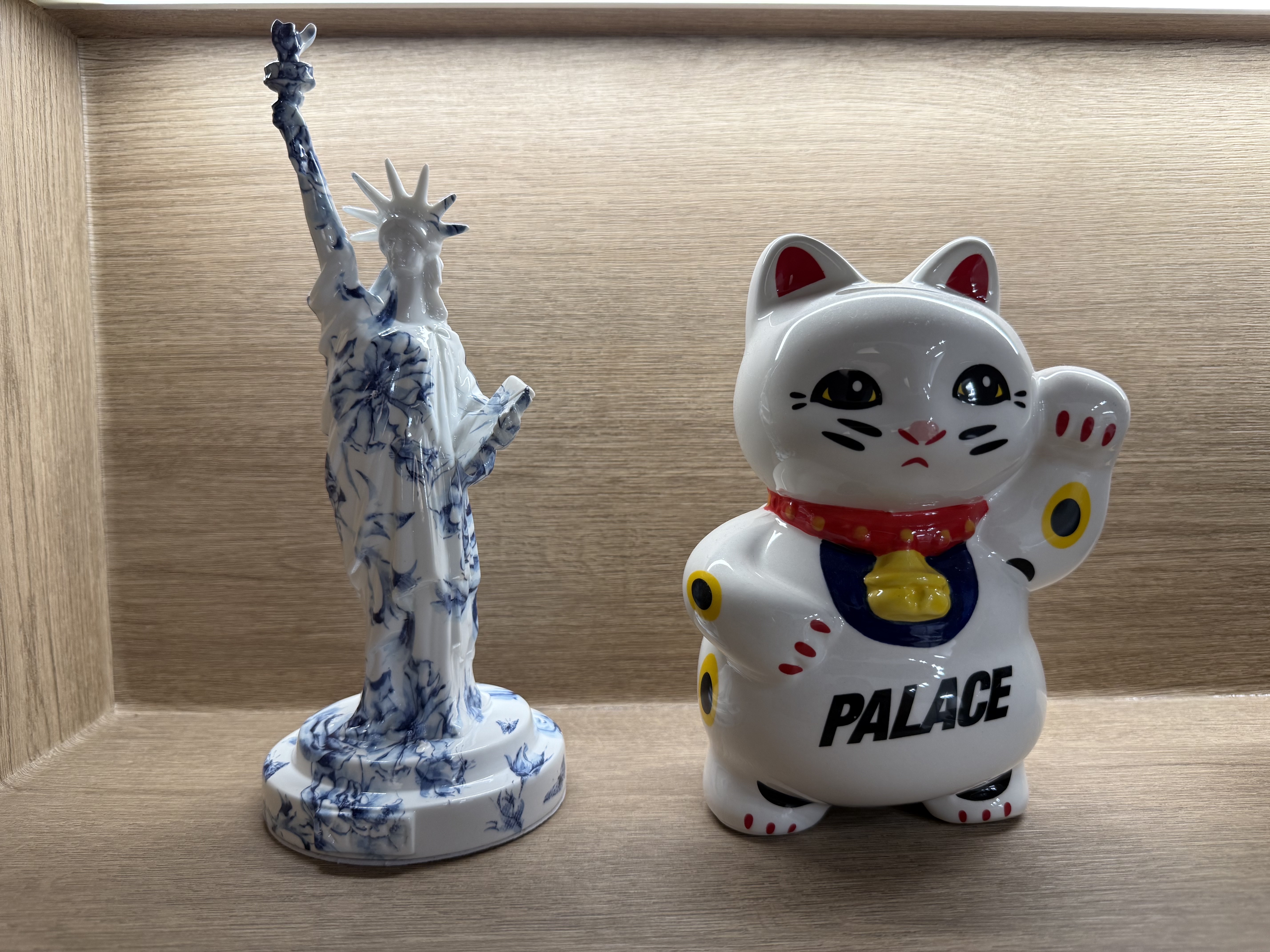 Palace Lucky Cat Money Bank White - 24SS 착용 스타일 - 3