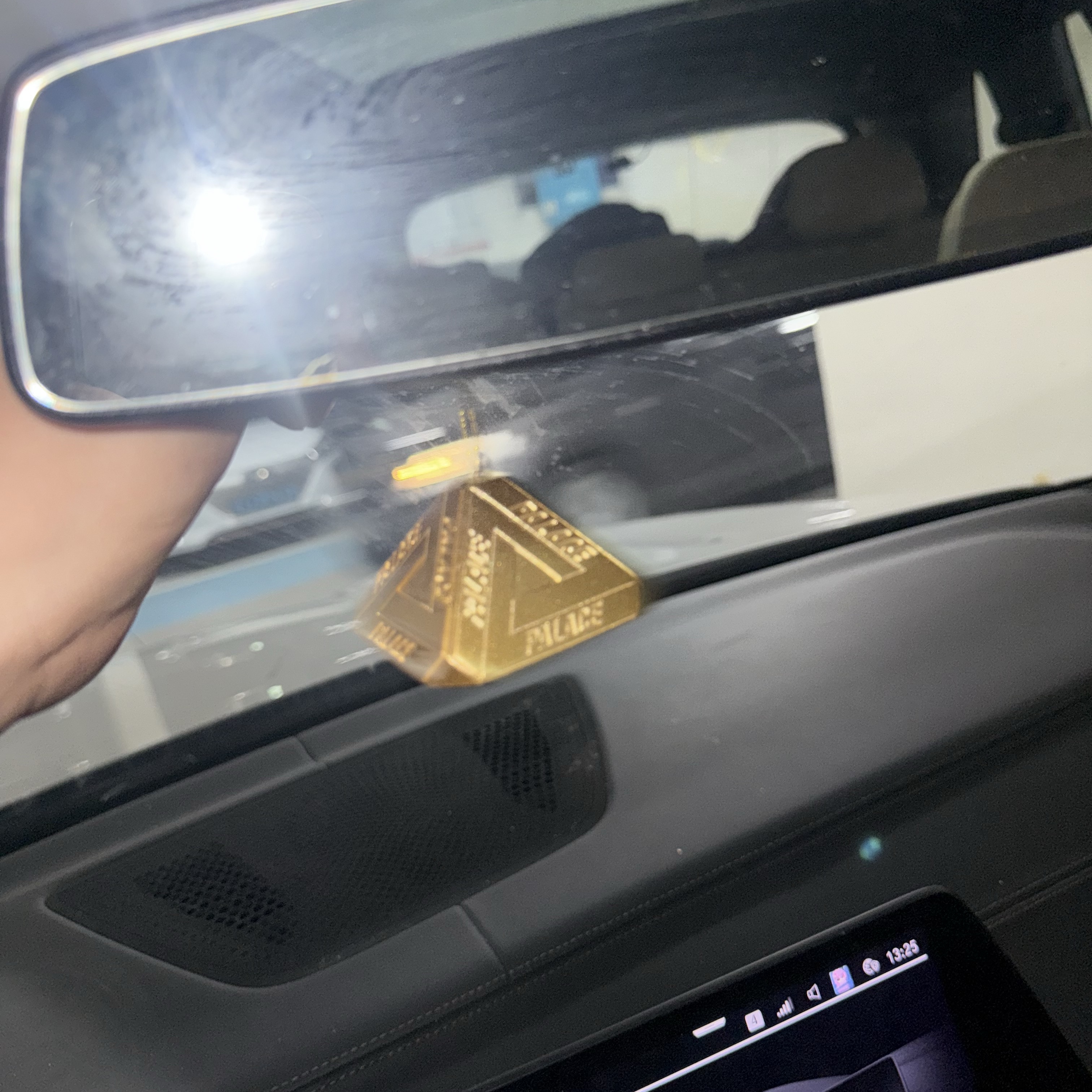 Palace 3D Tri-Ferg Bauble Gold - 24FW 착용 스타일 - 2