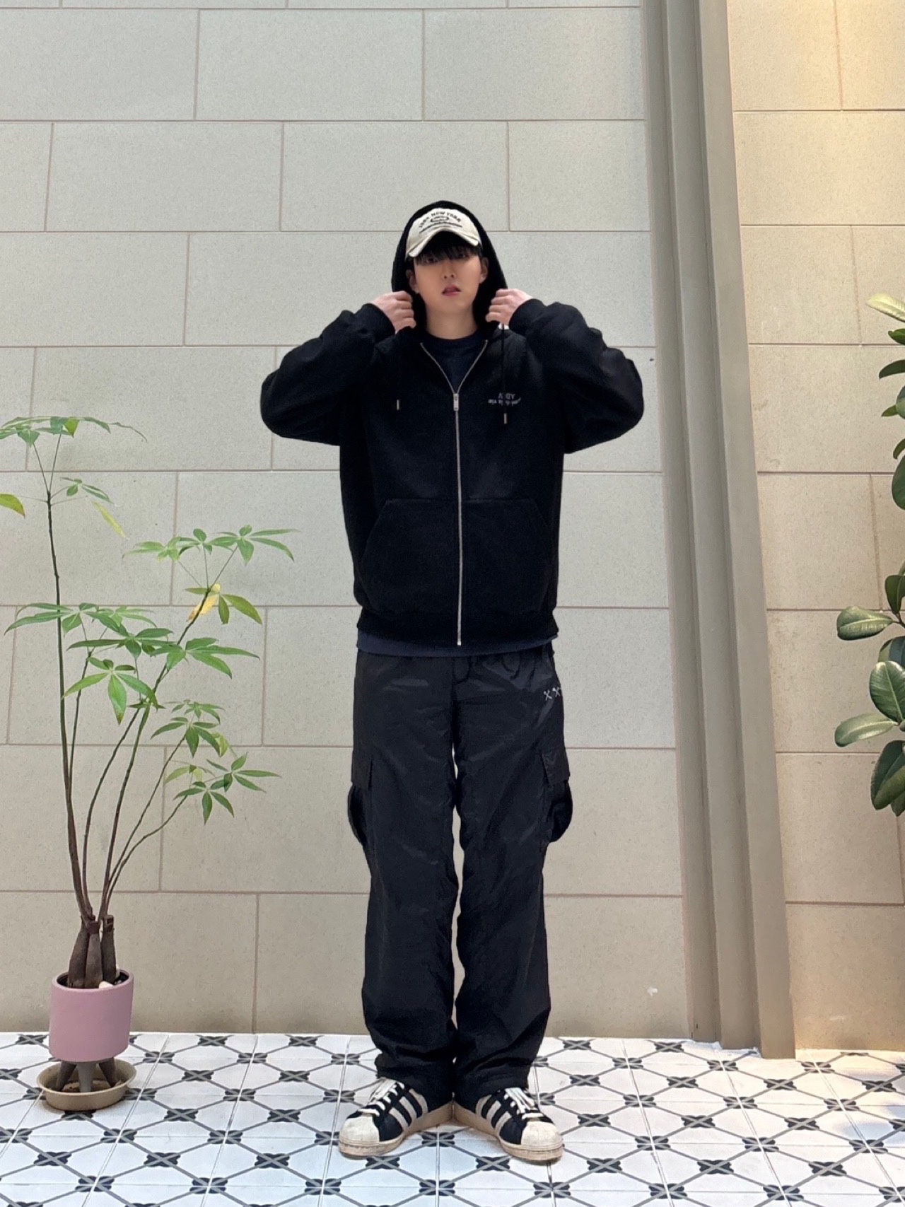 Adidas Superstar 82 Black White 착용 스타일 - 1