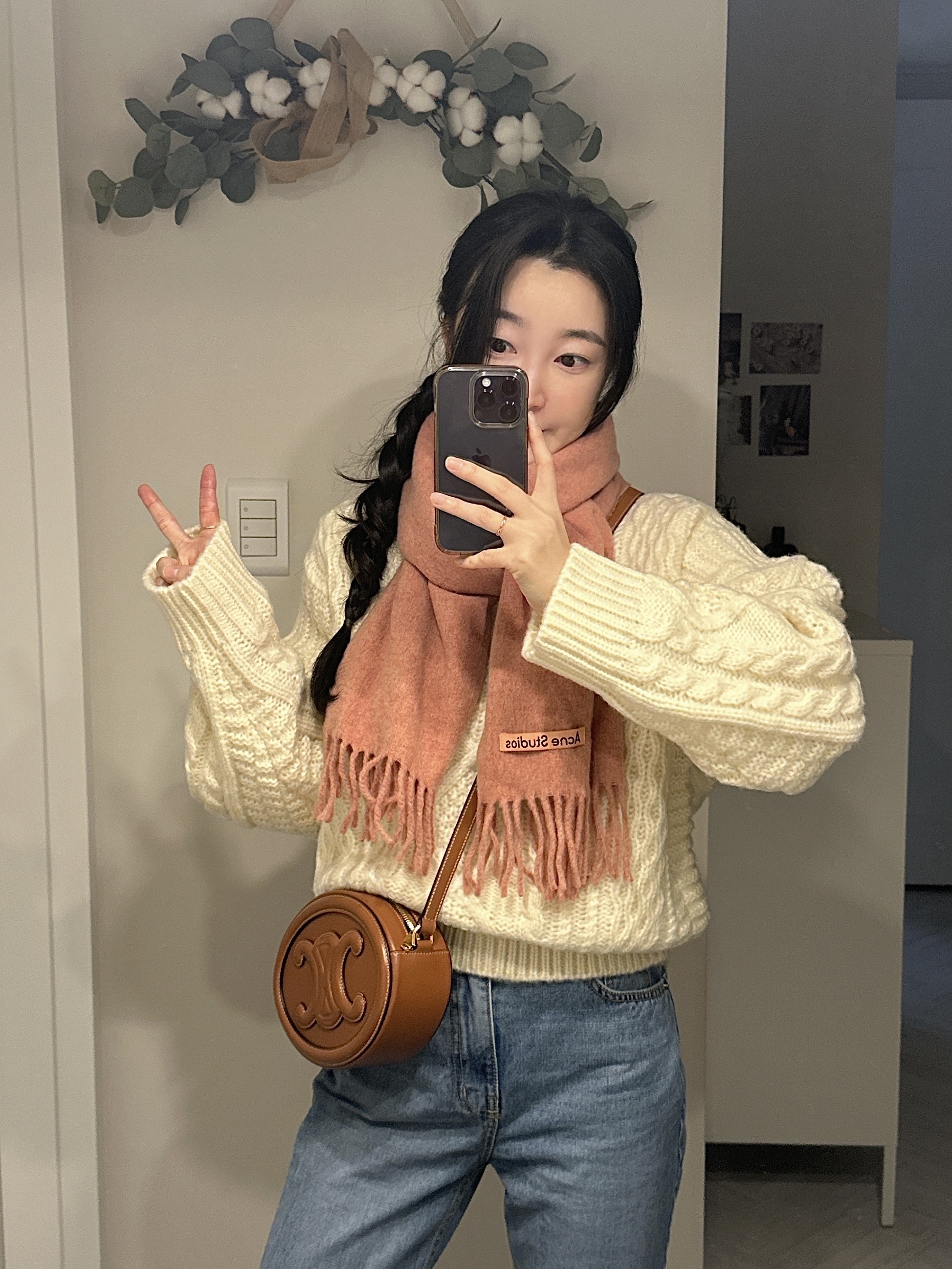 Acne Studios Narrow Wool Fringe Muffler Rose Melange, Celine Oval Bag Cuir Triomphe in Smooth Calfskin Tan 착용 스타일