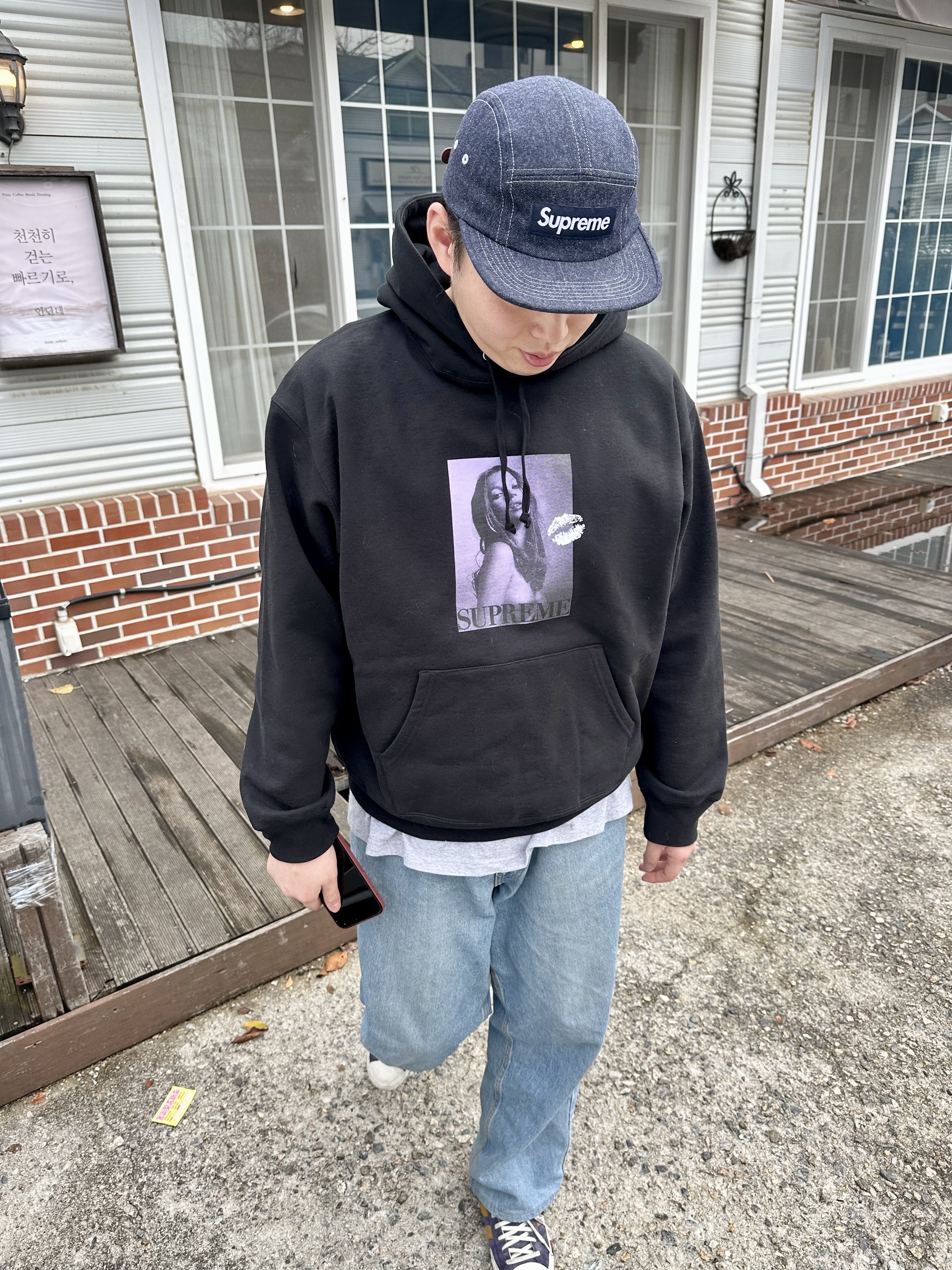 Supreme Emo T-Shirt Heather Grey - 24FW, Supreme x Kate Moss Hooded Sweatshirt Black - 24FW 착용 스타일