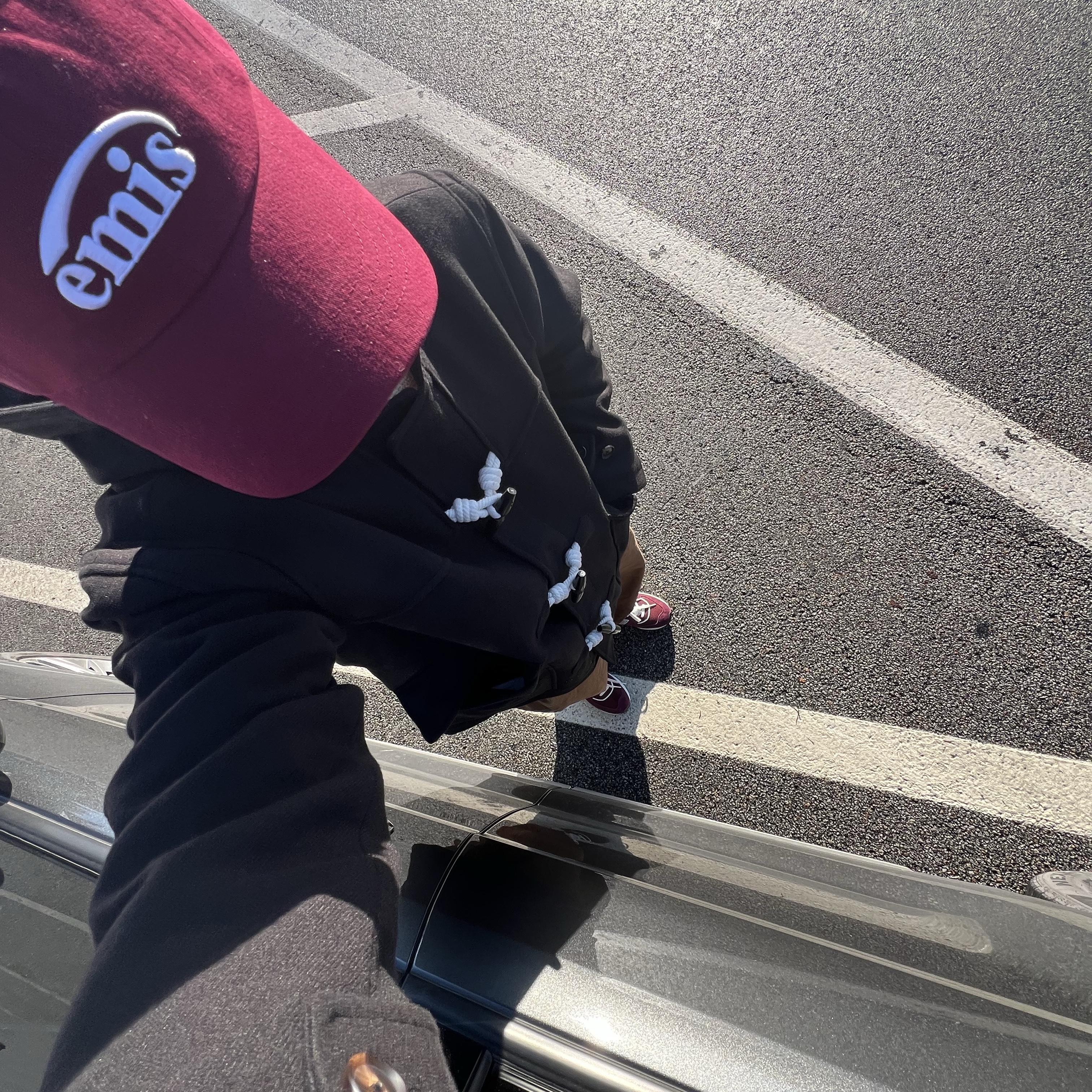 Emis New Logo Emis Cap Burgundy, New Balance 574 Legacy Burgundy 착용 스타일