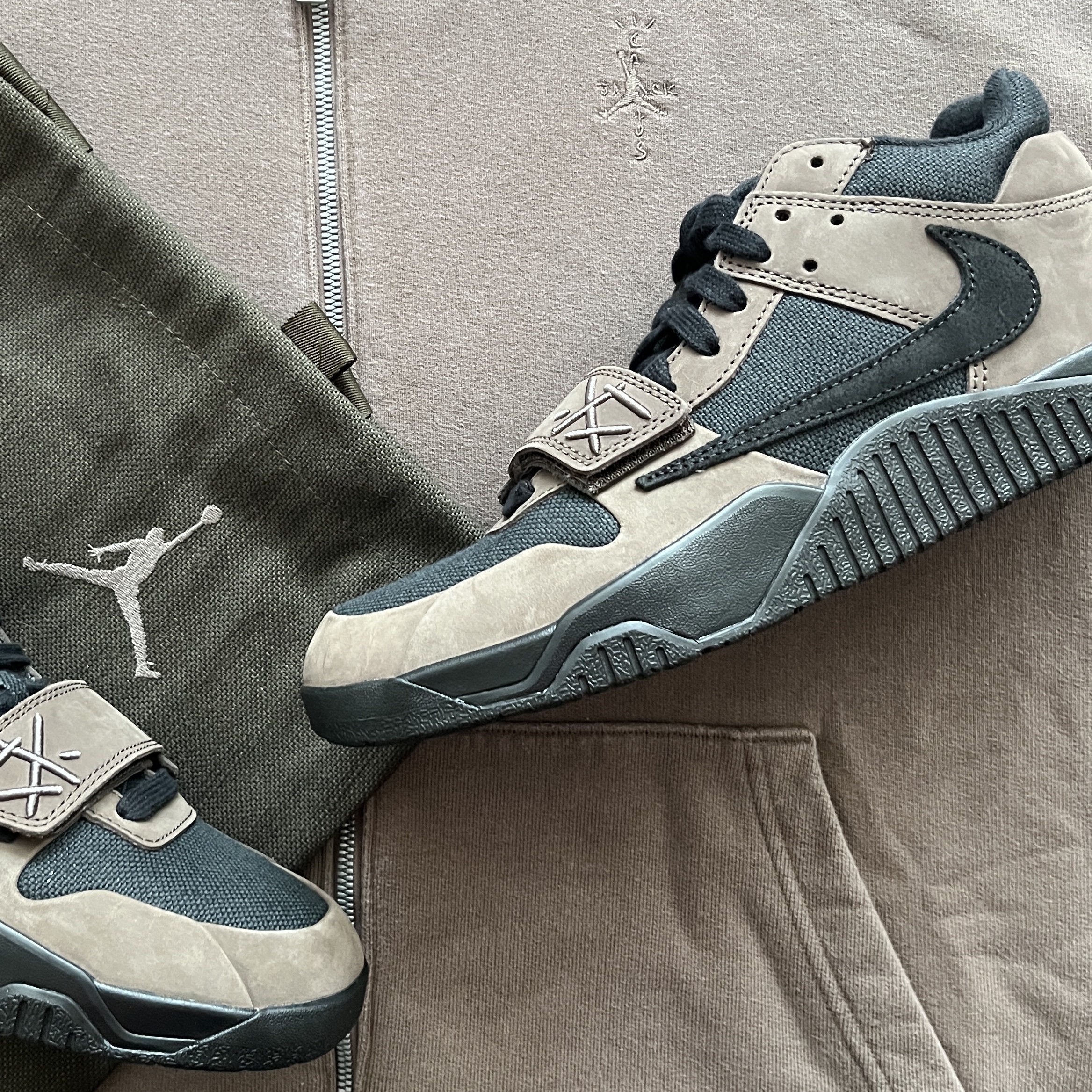 Jordan x Travis Scott Jumpman Jack TR Black and Dark Mocha, Jordan x Travis Scott Full-Zip Hoodie Palomino (DZ5500-275) 착용 스타일 - 3