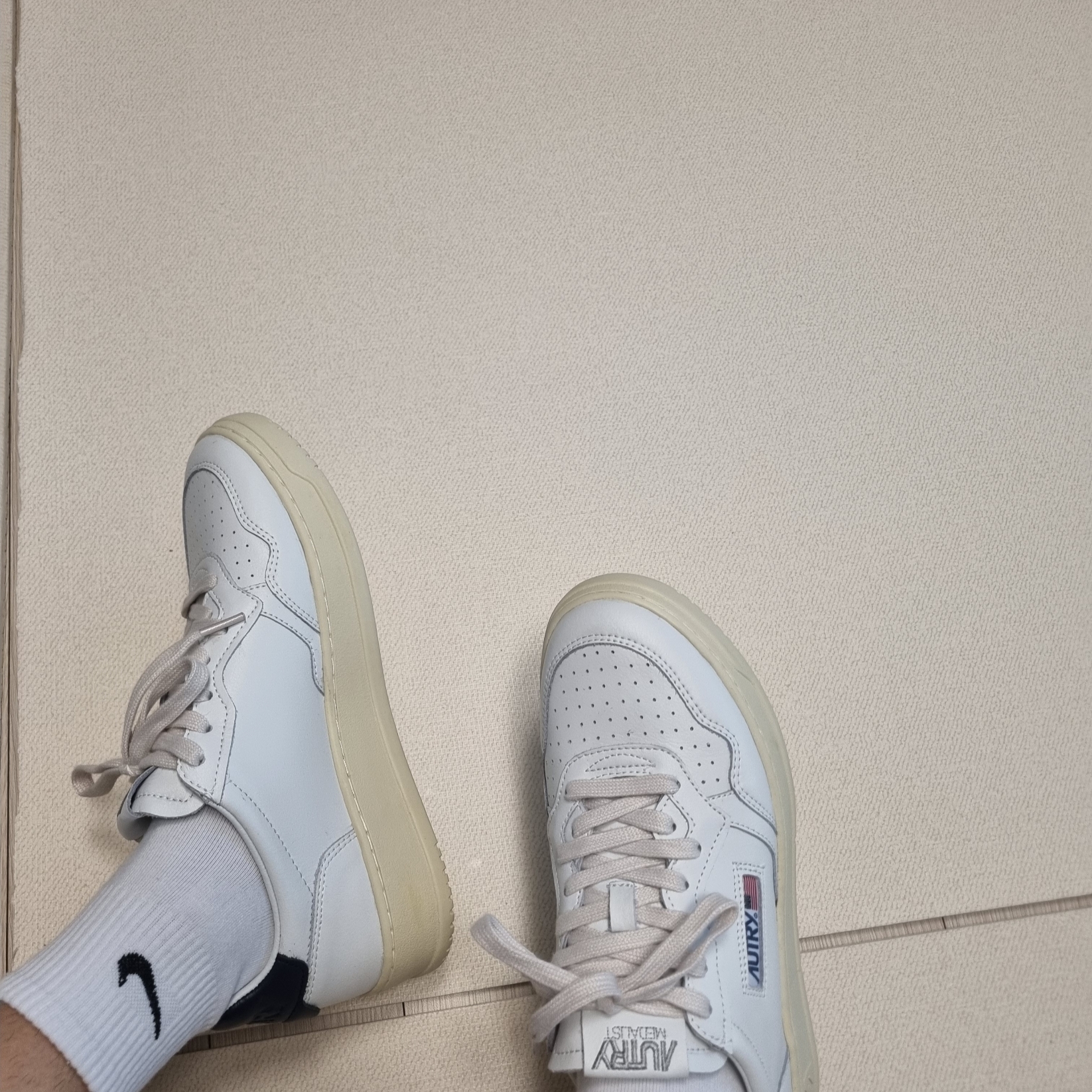 Autry Medalist Low Leather Sneakers White Blue 착용 스타일
