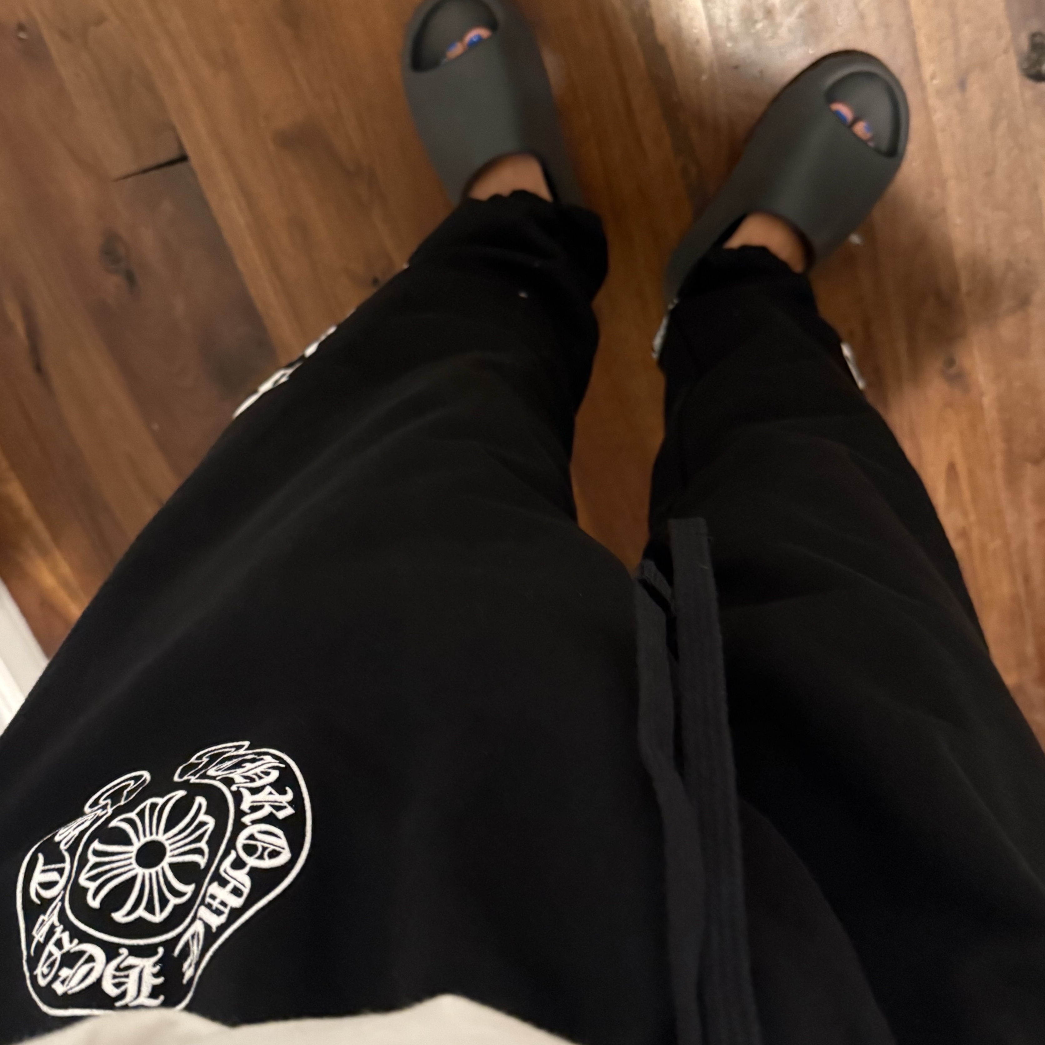 Chrome Hearts Horseshoe Logo Back Pocket Sweatpants Black, Chrome Hearts Horseshoe Logo Pocket T-Shirt White 착용 스타일 - 2
