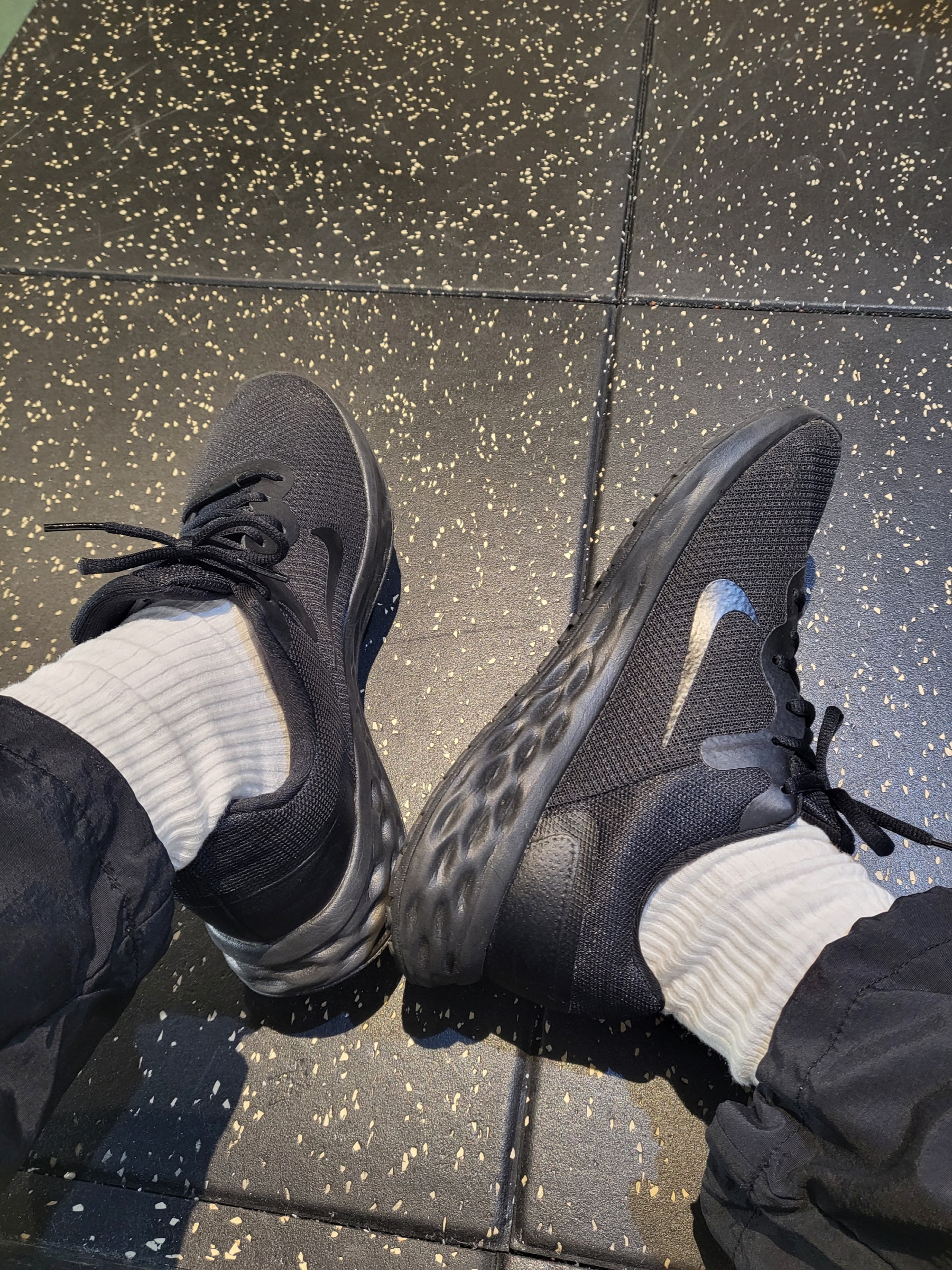 Nike Revolution 6 Next Nature Black Dark Smoke Grey 착용 스타일