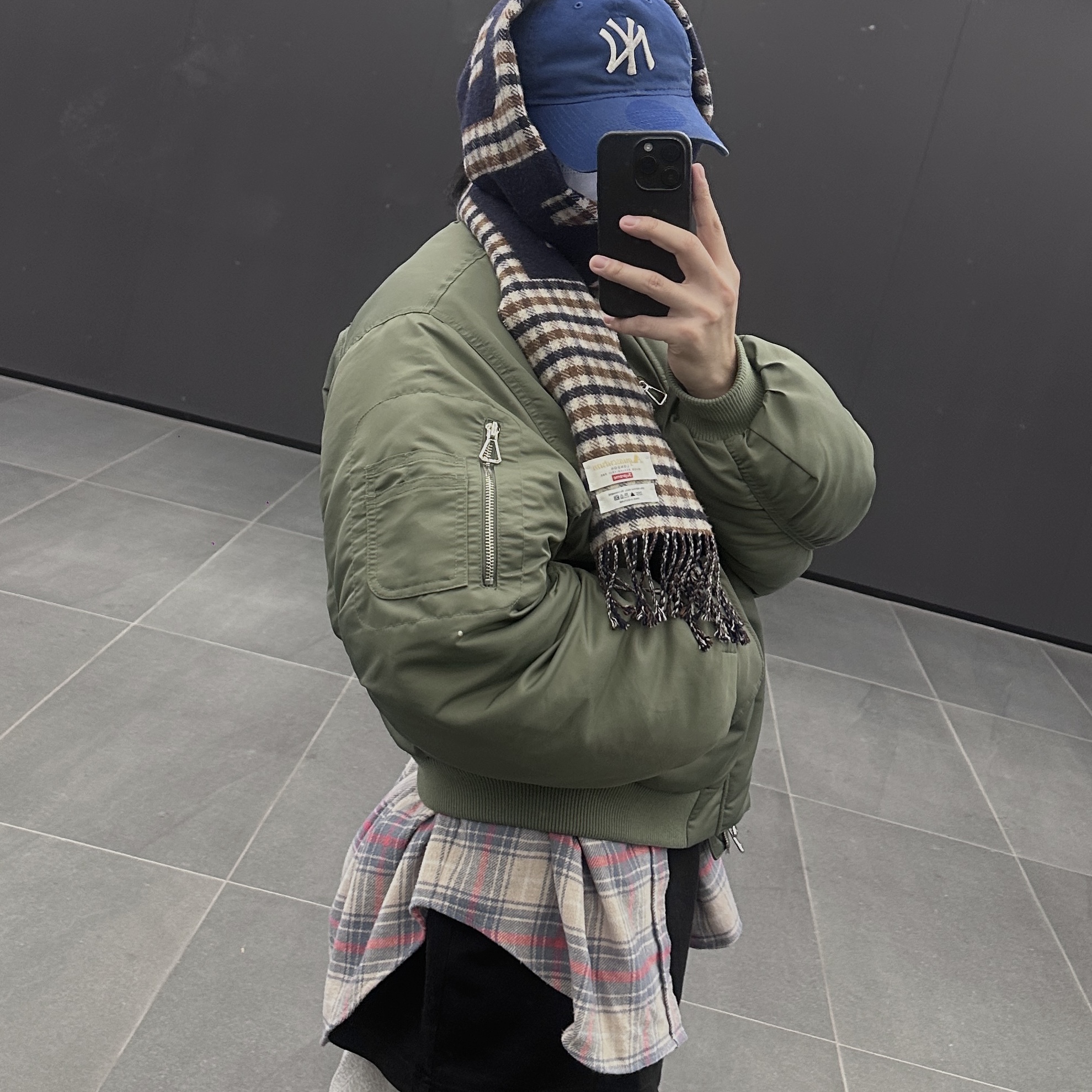 New Era x MoMA New York Yankees Cap Bright Royal 착용 스타일 - 2