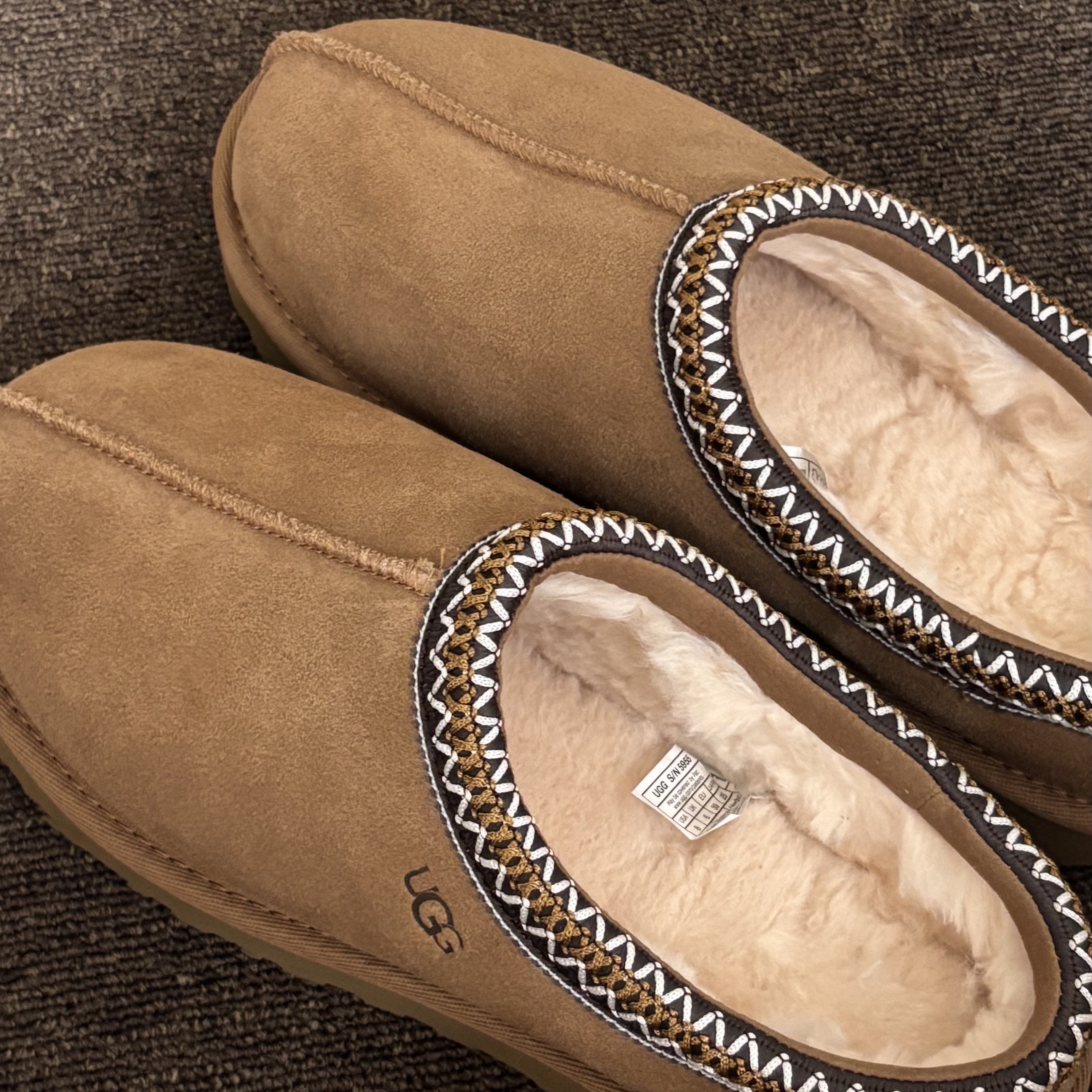 (W) UGG Tasman Slipper Chestnut 착용 스타일