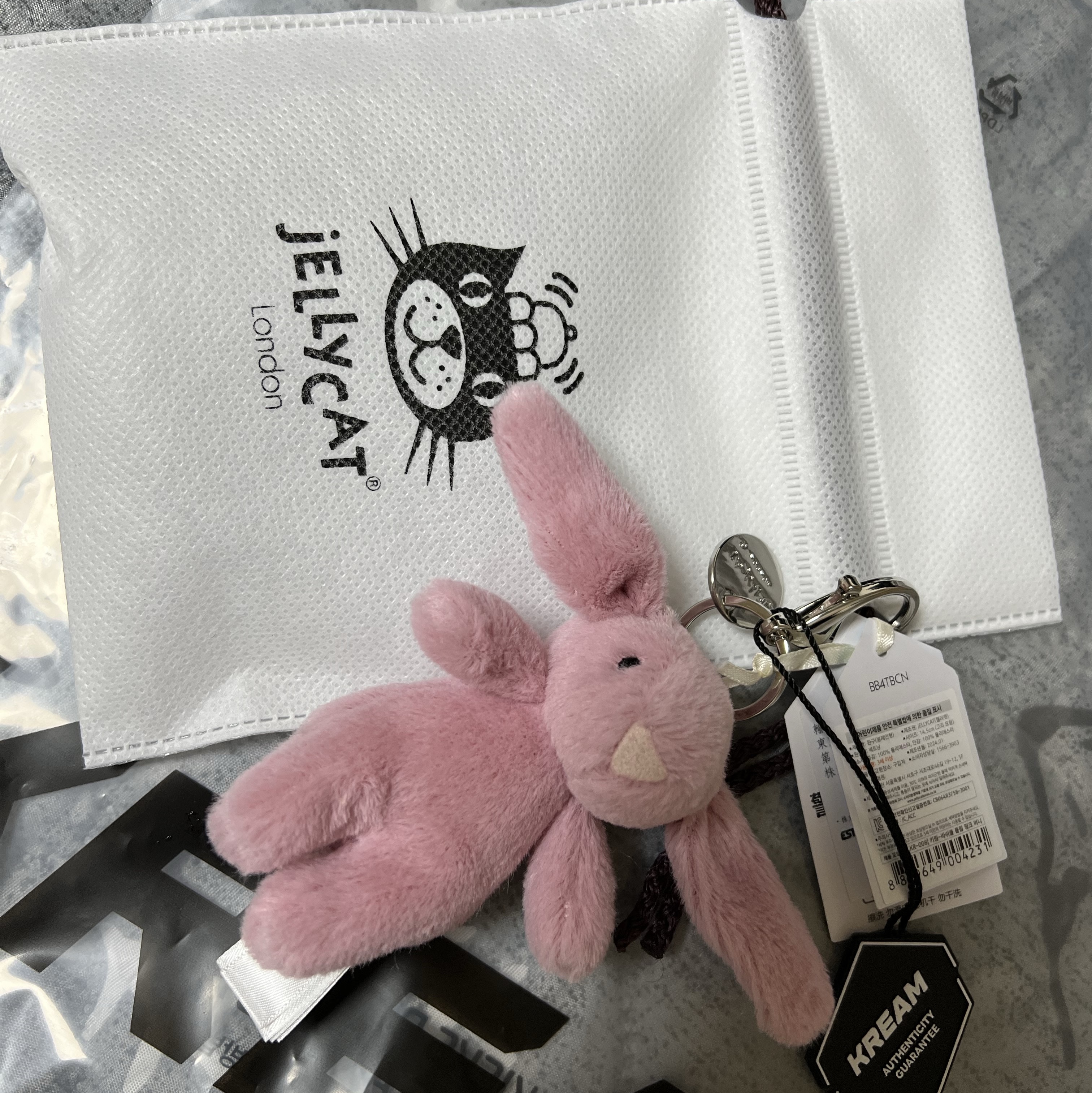 Jellycat Bashful Bunny Bag Charm Tulip 착용 스타일