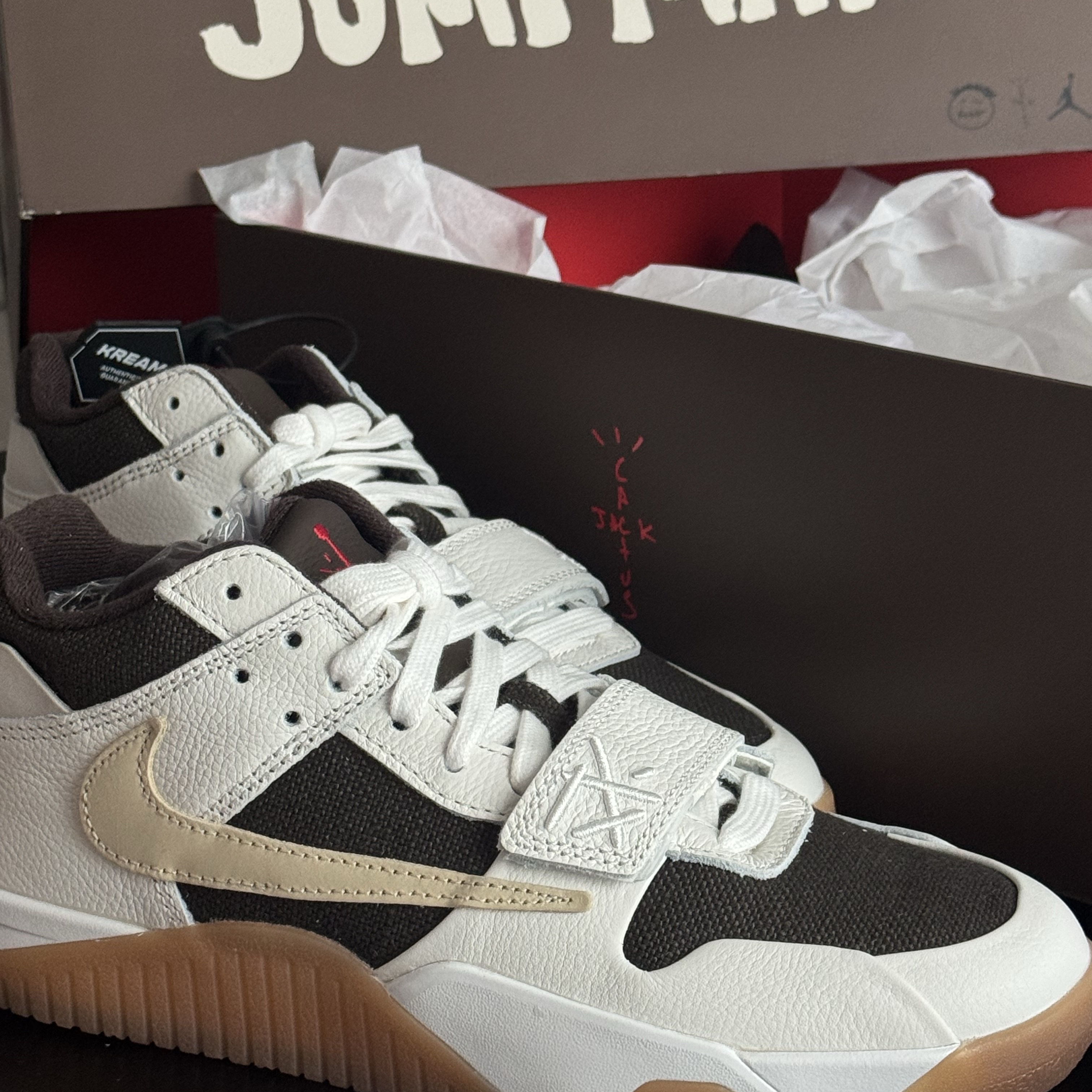 Jordan x Travis Scott Jumpman Jack TR Sail and Dark Mocha 착용 스타일