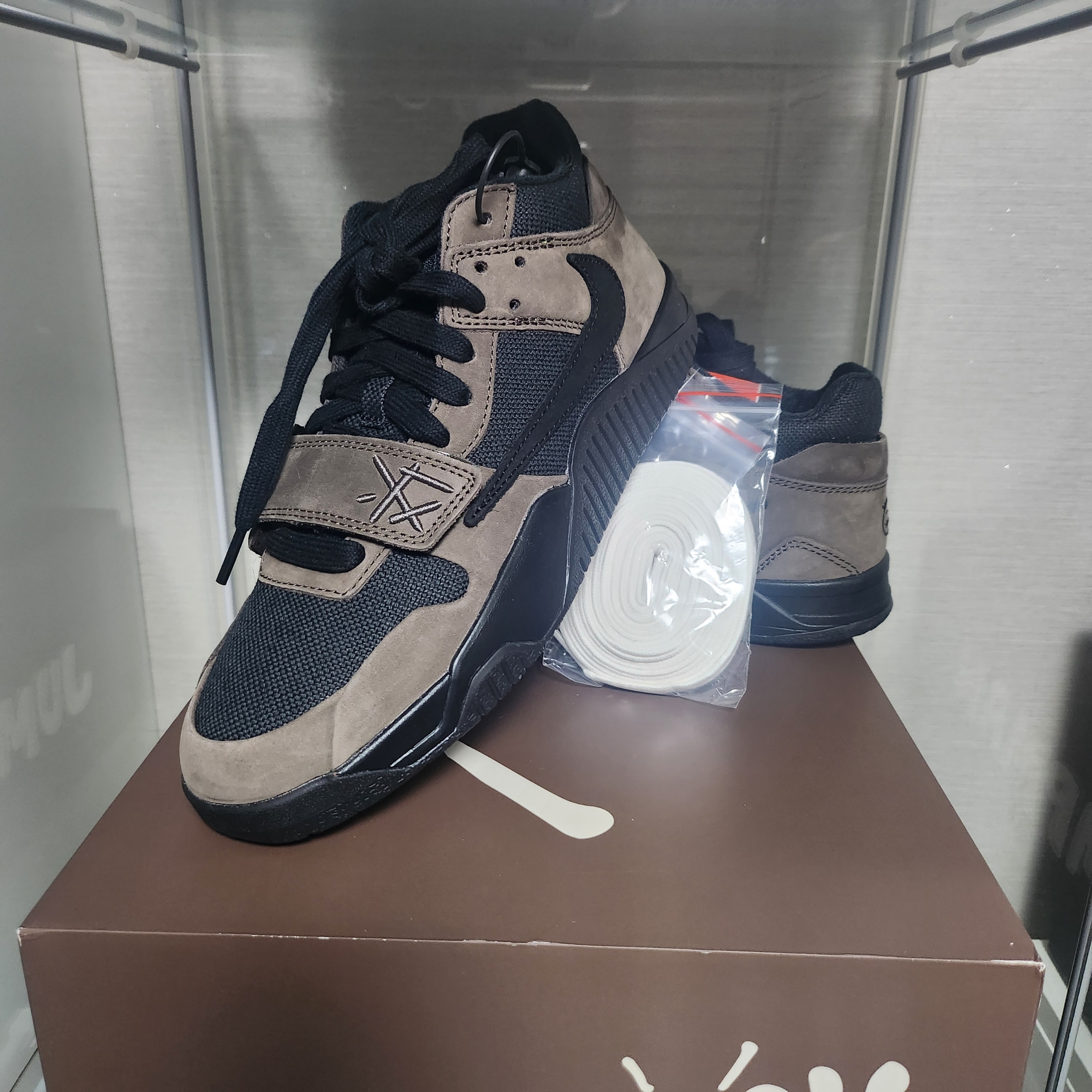 Jordan x Travis Scott Jumpman Jack TR Black and Dark Mocha 착용 스타일 - 2