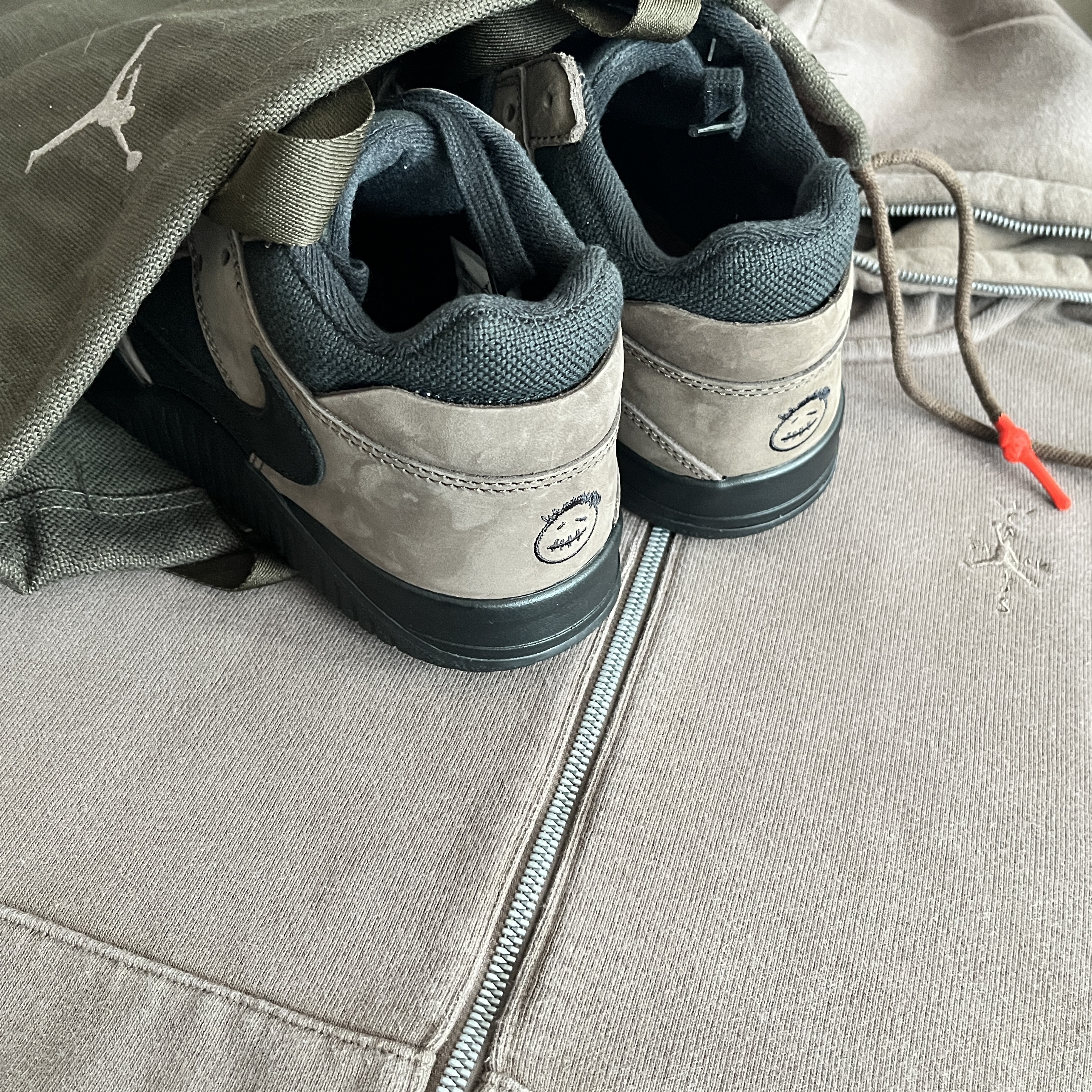Jordan x Travis Scott Jumpman Jack TR Black and Dark Mocha, Jordan x Travis Scott Full-Zip Hoodie Palomino (DZ5500-275) 착용 스타일 - 5