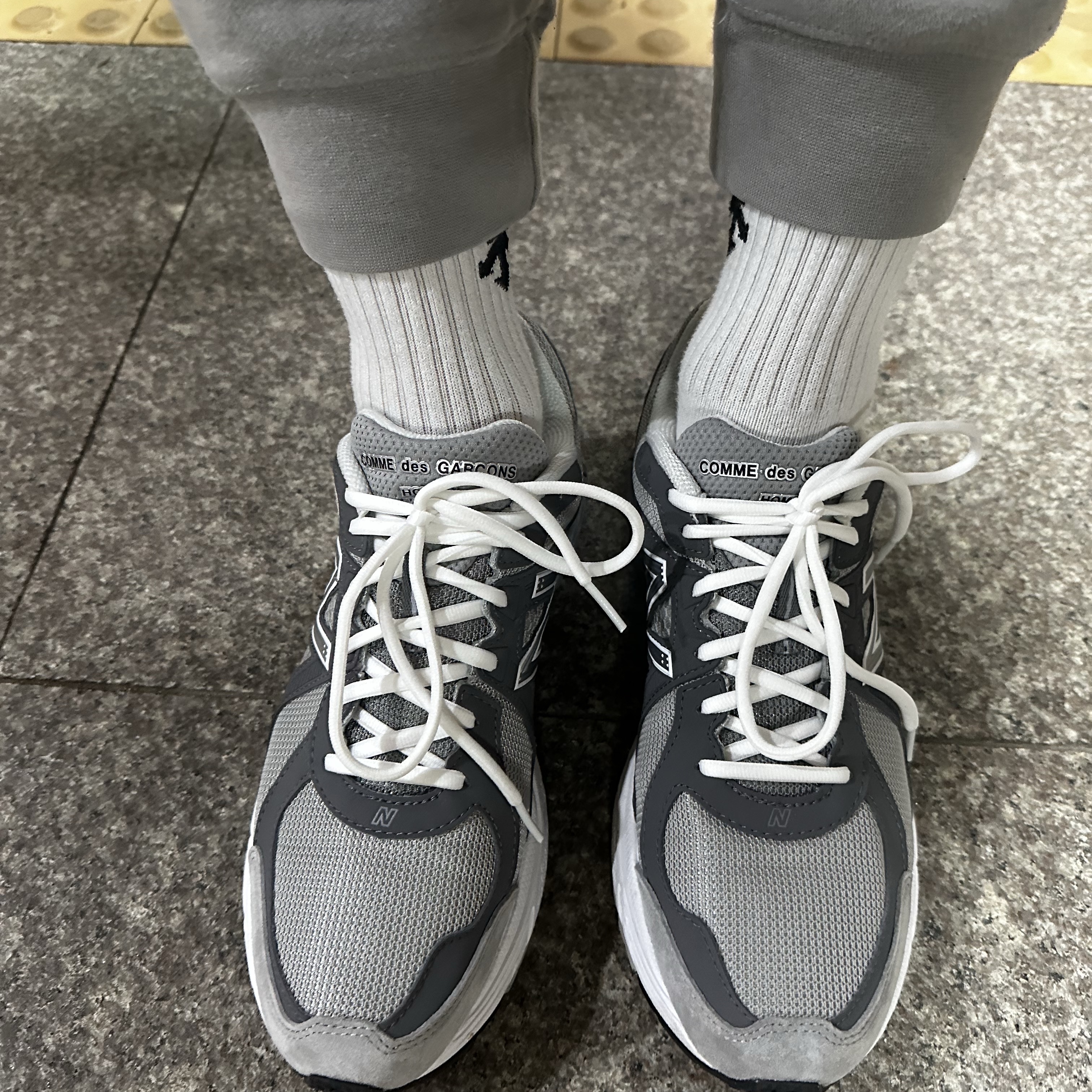 New Balance x Comme des Garcons Homme 860v2 Grey White 착용 스타일