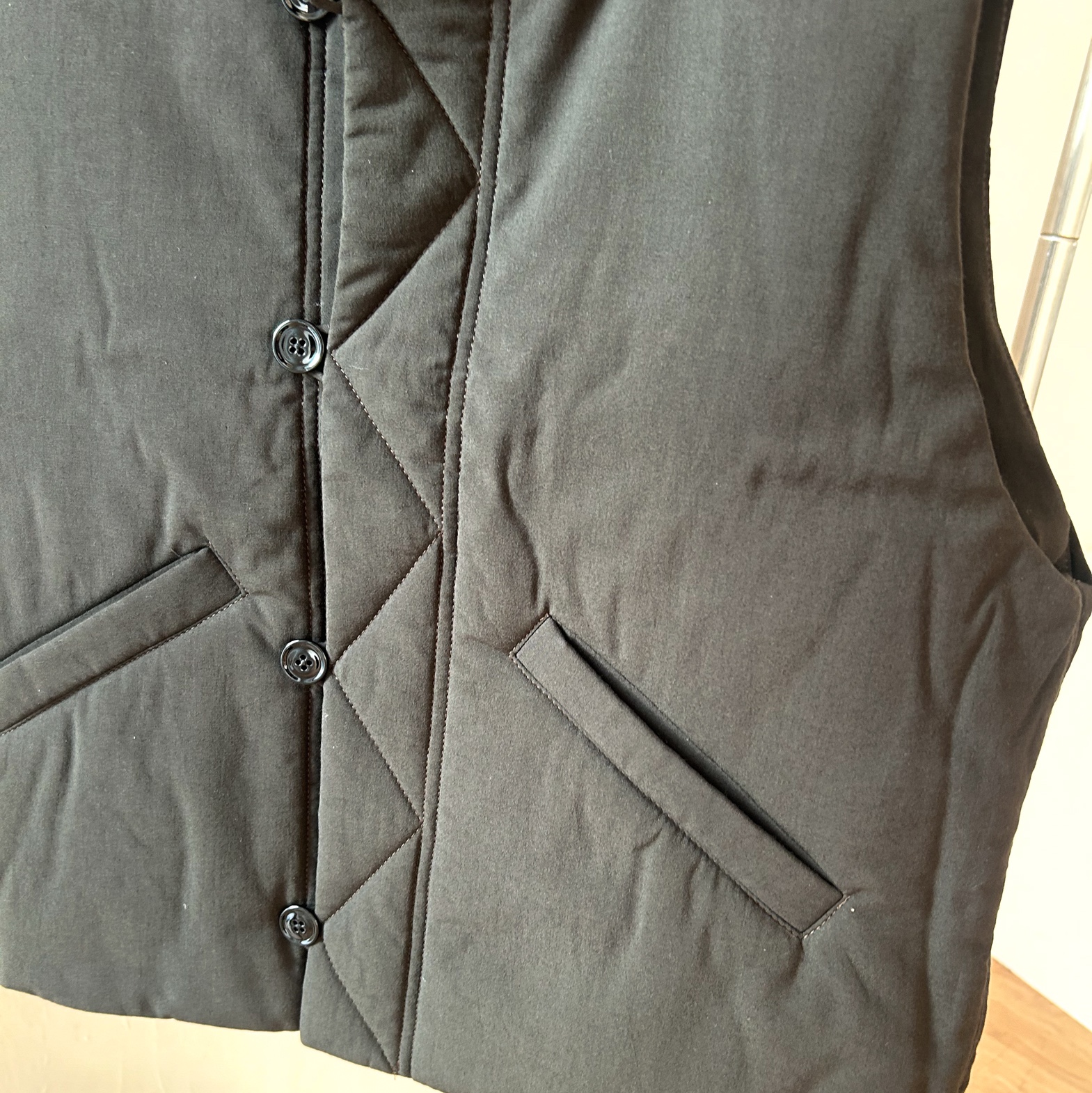 Lemaire Light Viscose Wool Wadded Gilet Dark Espresso 착용 스타일 - 3
