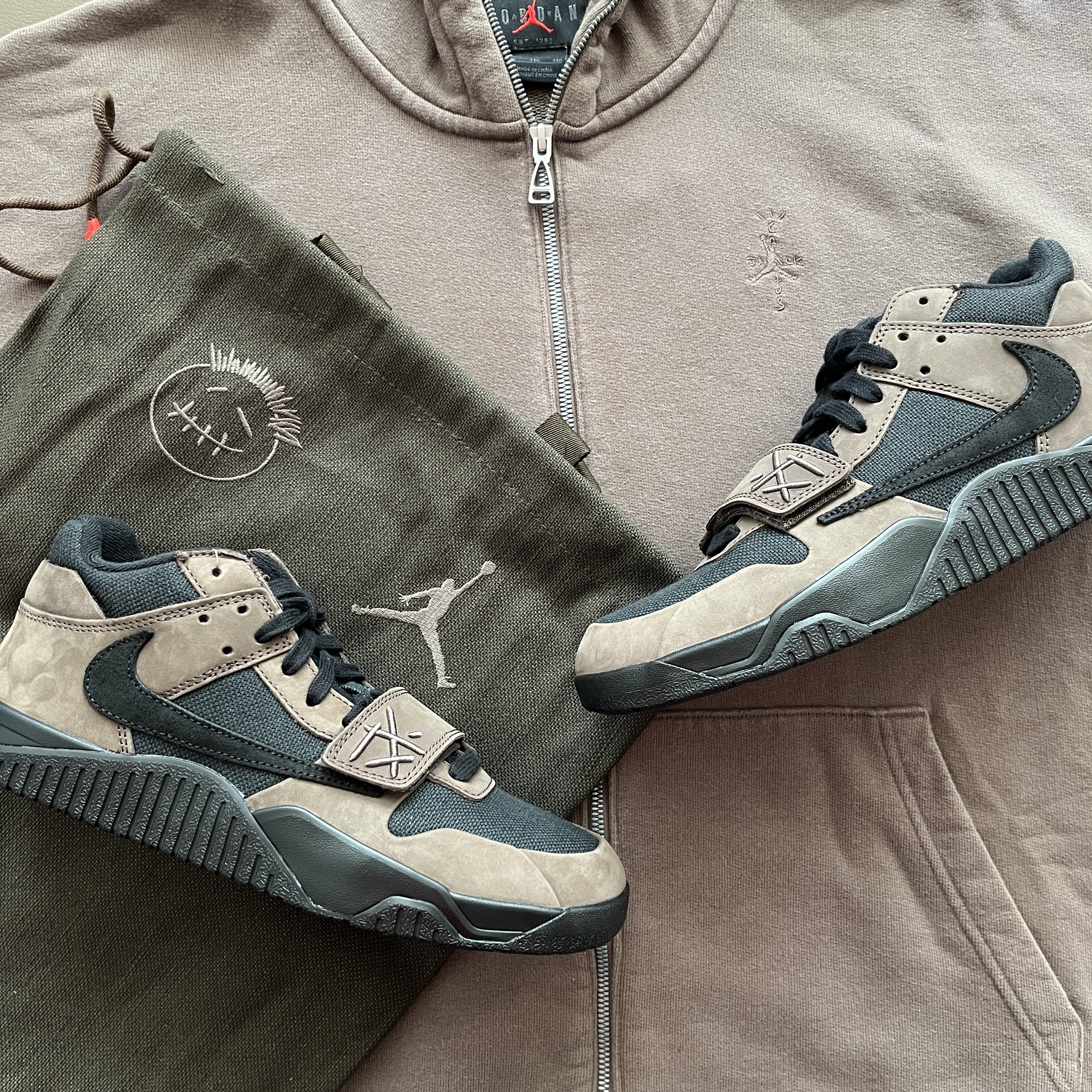 Jordan x Travis Scott Jumpman Jack TR Black and Dark Mocha, Jordan x Travis Scott Full-Zip Hoodie Palomino (DZ5500-275) 착용 스타일 - 4