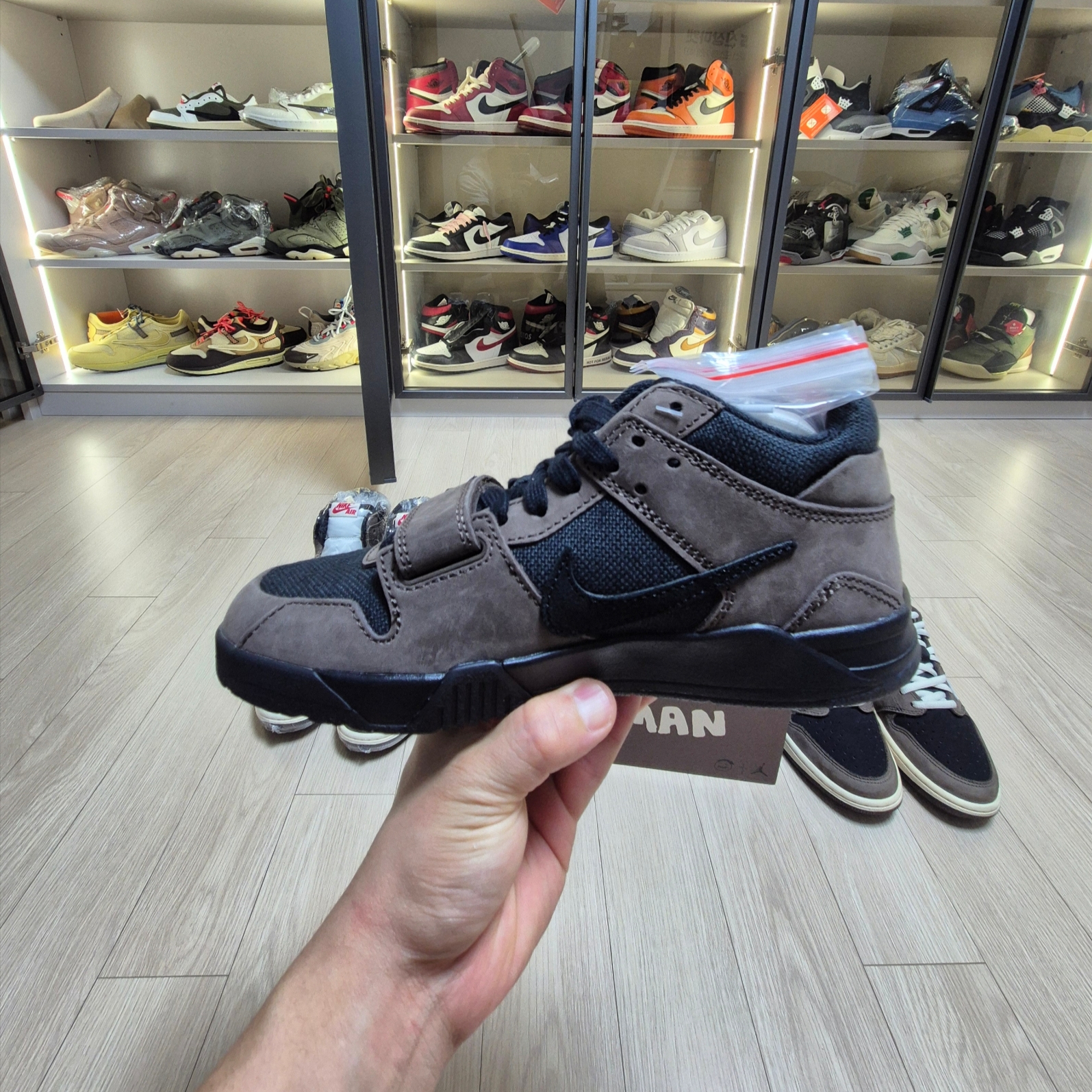 Jordan x Travis Scott Jumpman Jack TR Black and Dark Mocha, Jordan 1 x Travis Scott Retro Low OG SP Mocha 착용 스타일 - 4