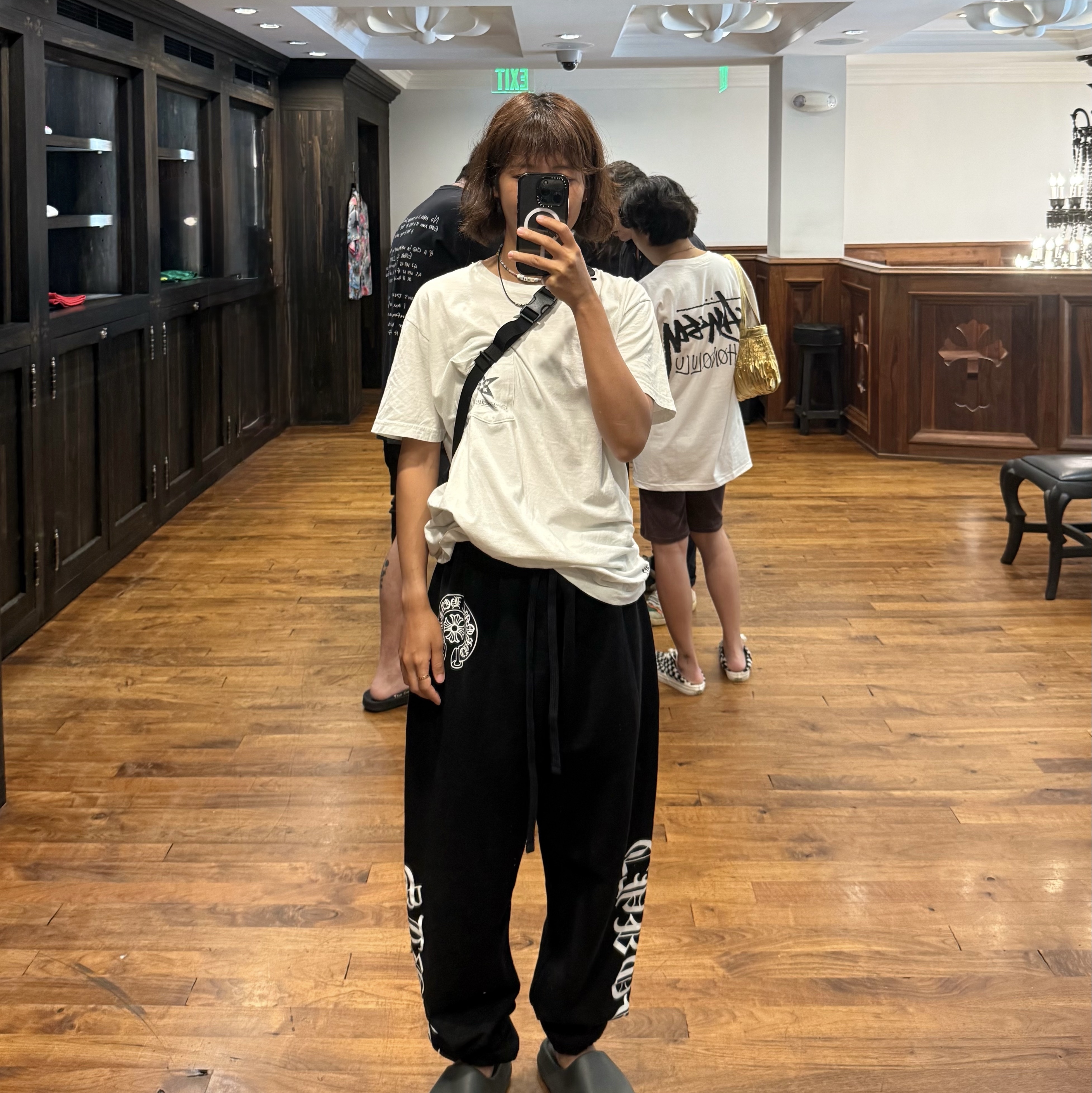 Chrome Hearts Horseshoe Logo Back Pocket Sweatpants Black, Chrome Hearts Horseshoe Logo Pocket T-Shirt White 착용 스타일 - 1