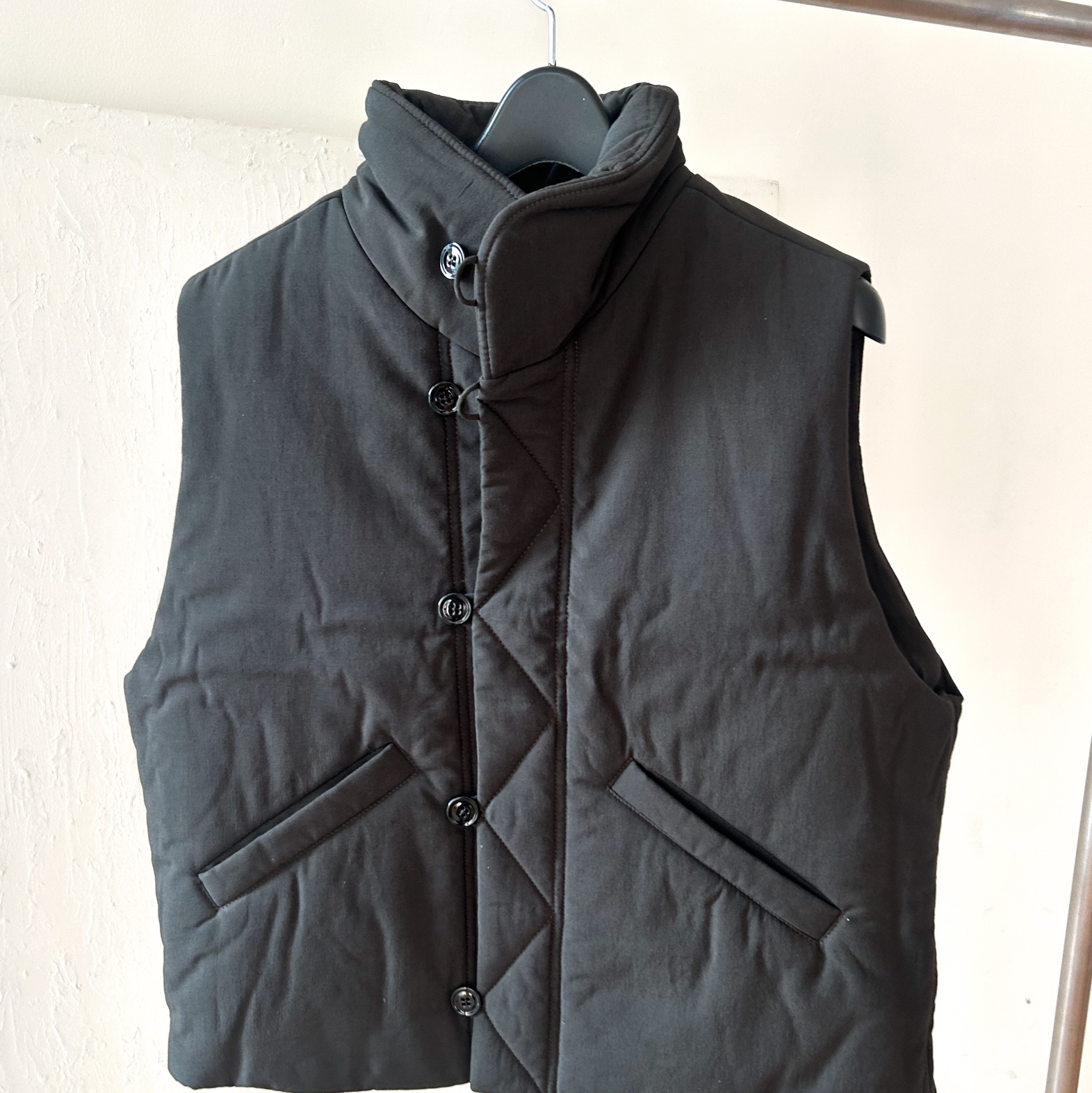 Lemaire Light Viscose Wool Wadded Gilet Dark Espresso 착용 스타일 - 1