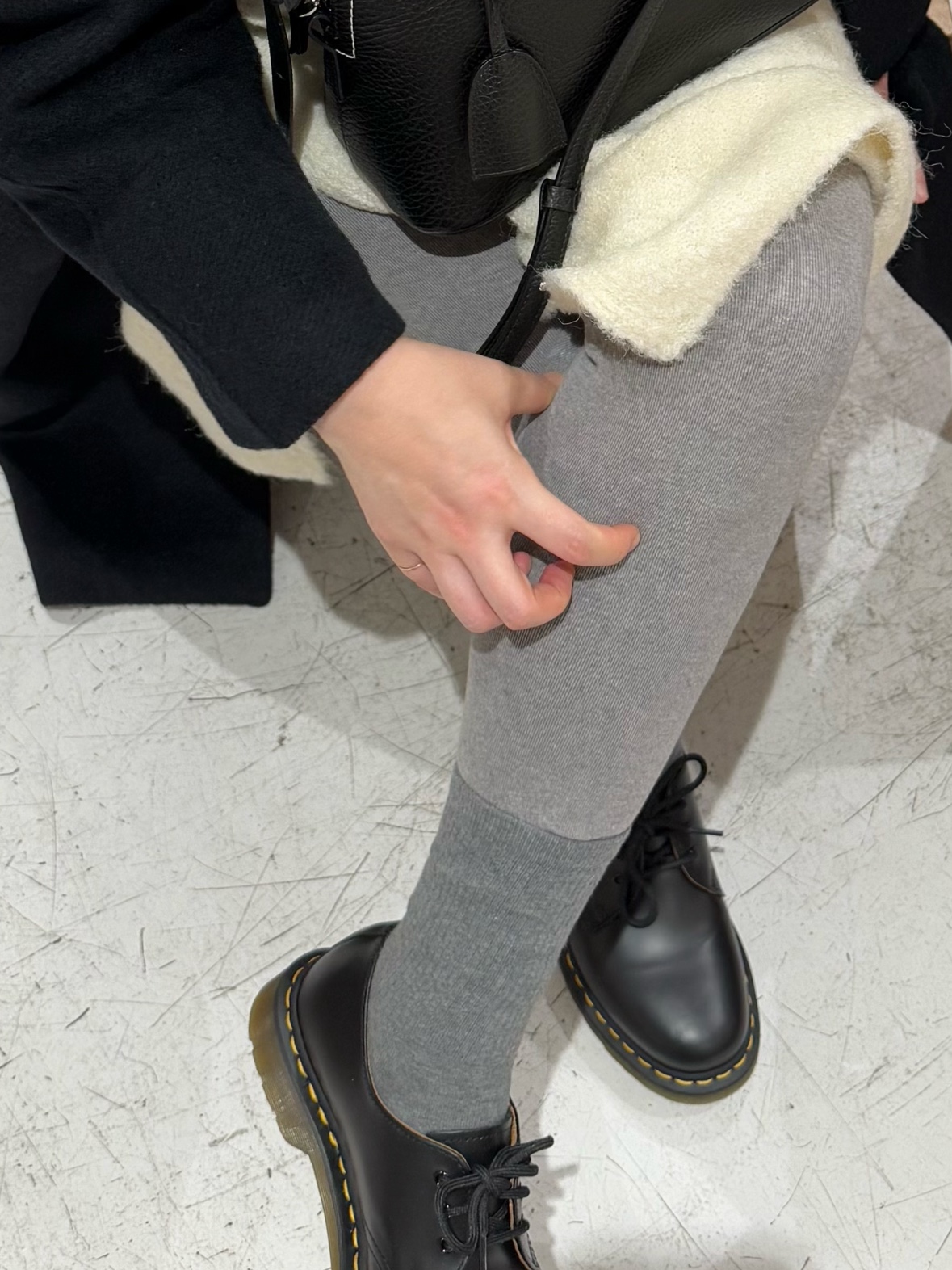 Maison Margiela 5AC Mini Shoulder Bag Black, Dr. Martens 1461 Smooth Black 착용 스타일 - 3
