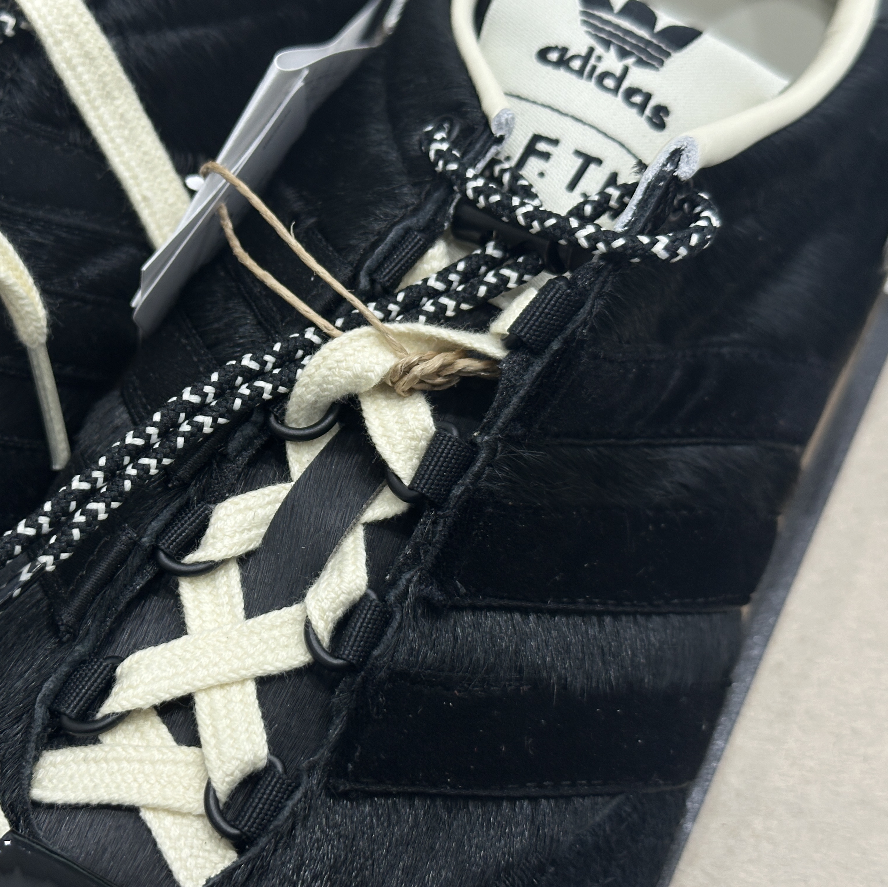 Adidas x Song for the Mute Country OG Core Black Cream White 착용 스타일 - 3