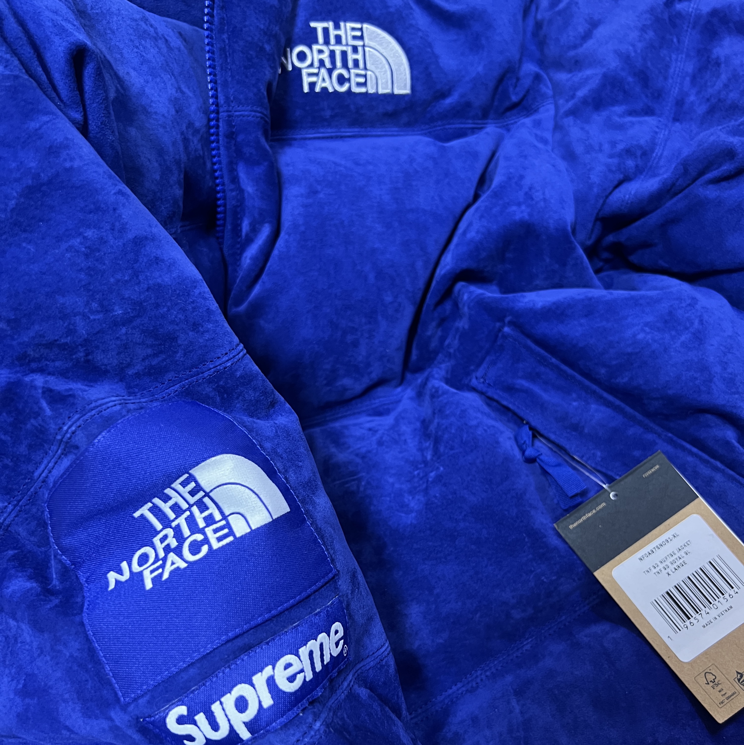 Supreme x The North Face Suede Nuptse Jacket Blue - 23FW, Supreme x The North Face Suede Nuptse Jacket Black - 23FW 착용 스타일