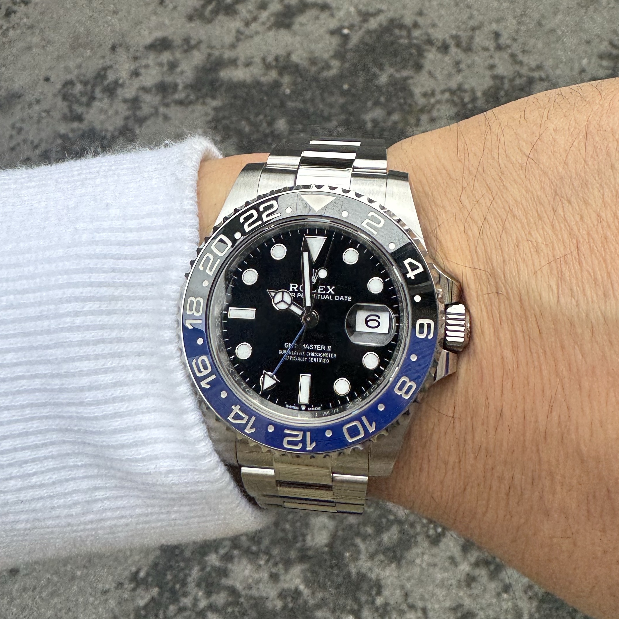 Rolex GMT-Master II 40mm 126710BLNR Black Oyster 착용 스타일