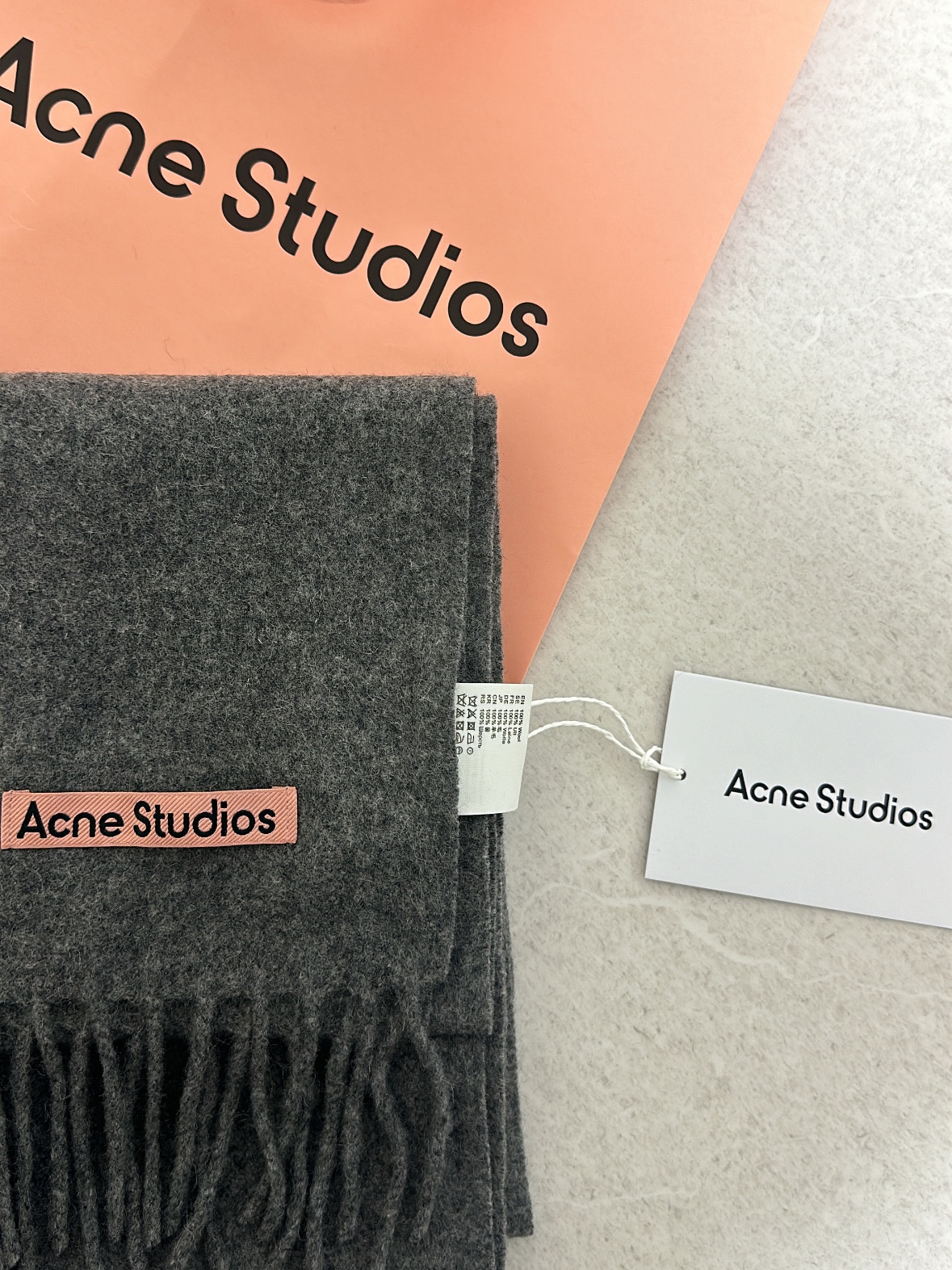 Acne Studios Narrow Wool Fringe Muffler Grey Melange 착용 스타일