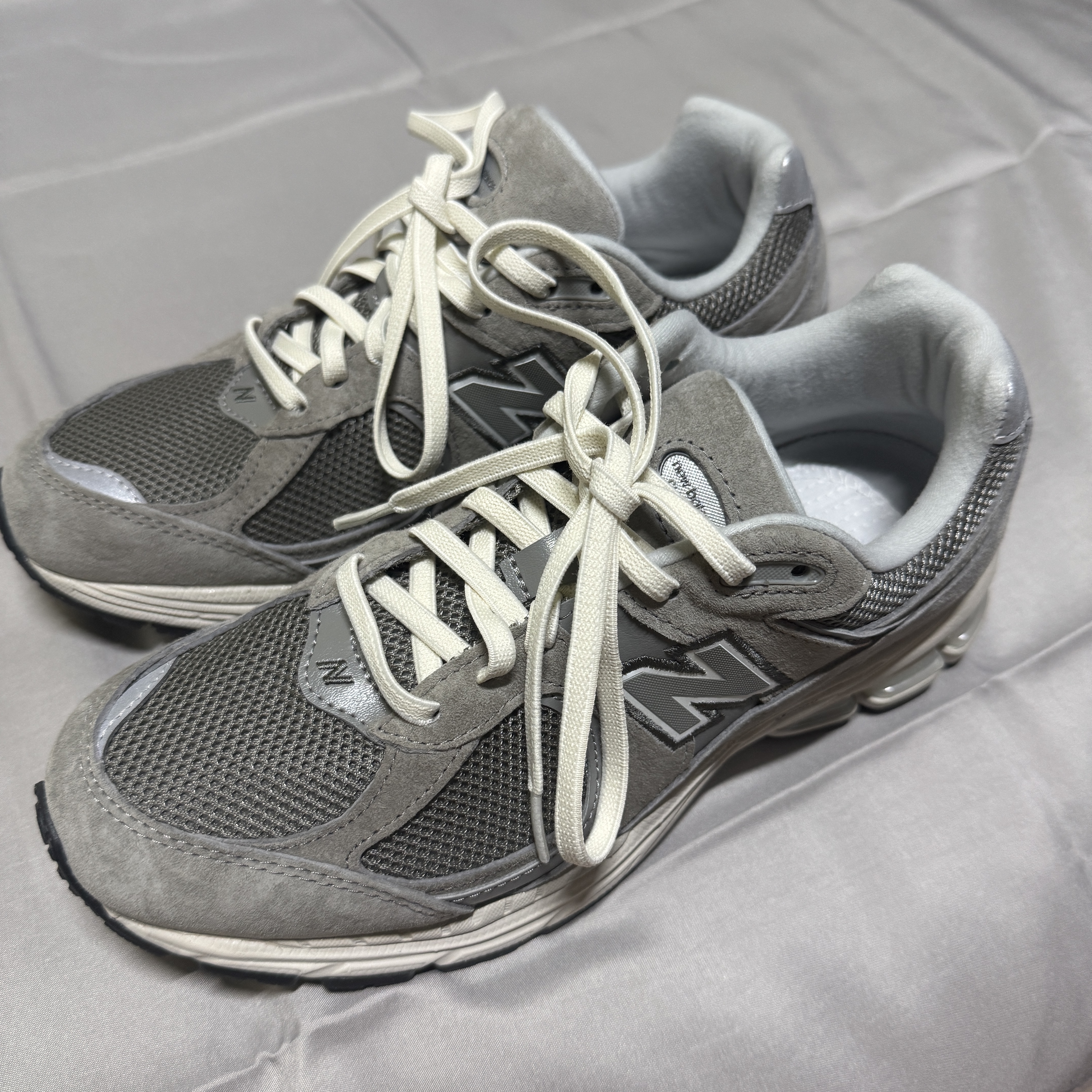 New Balance 2002R Grey 착용 스타일