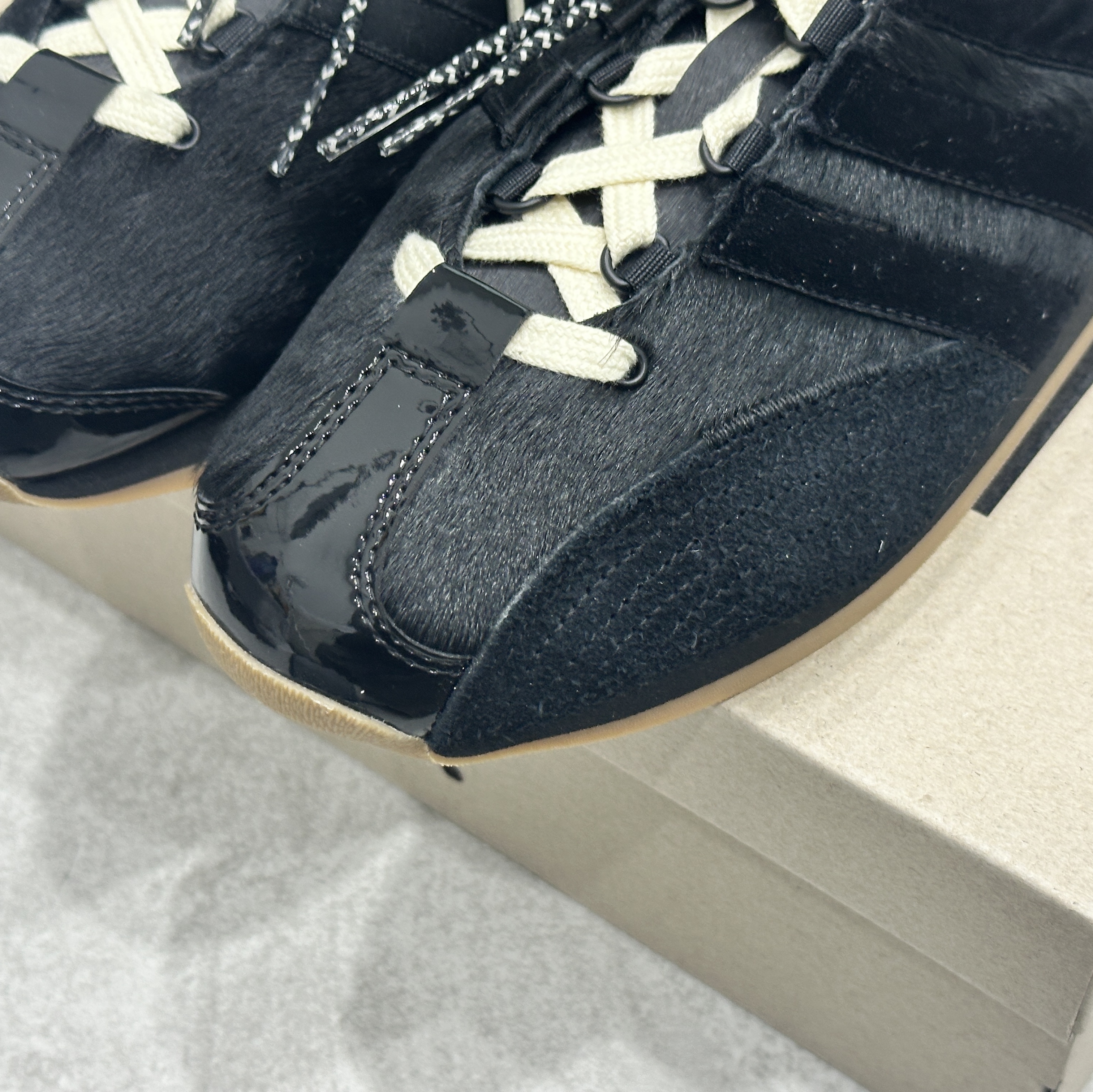 Adidas x Song for the Mute Country OG Core Black Cream White 착용 스타일 - 1