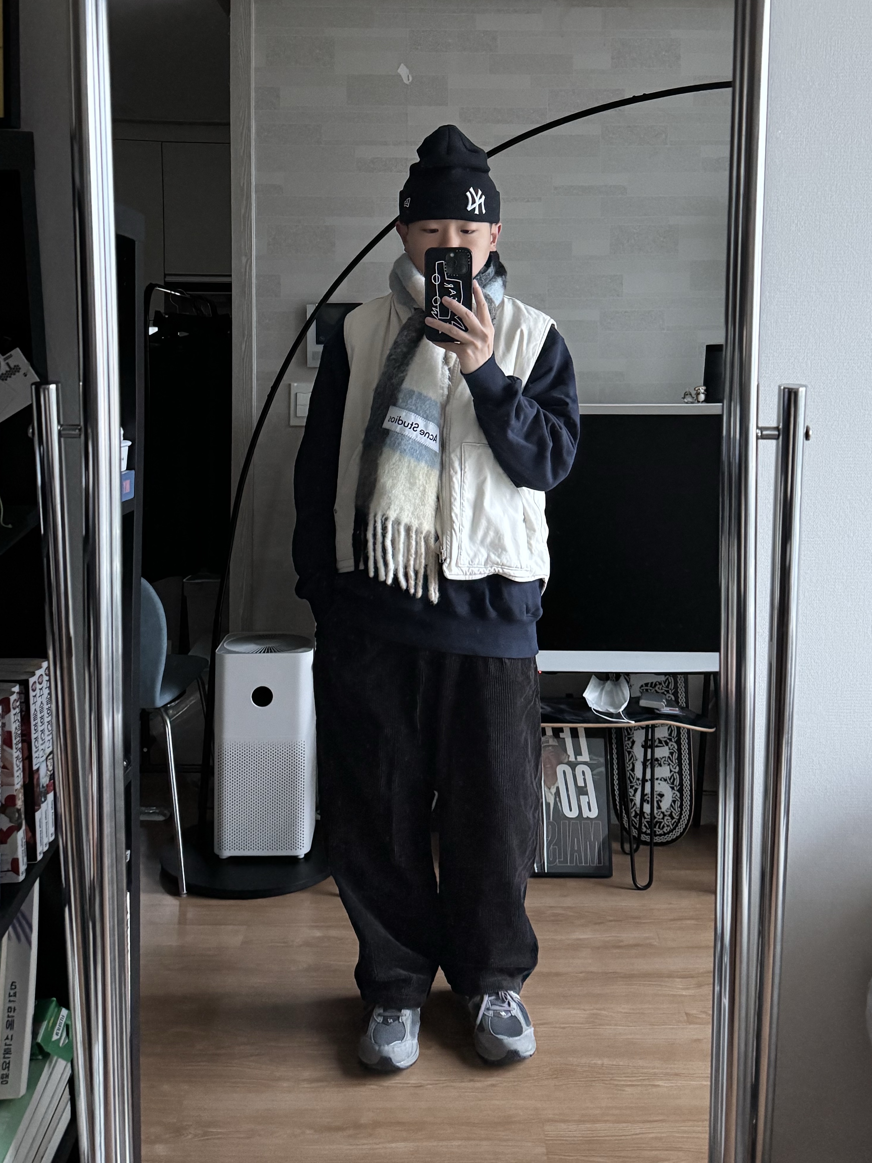 New Balance 2002R Gray, Acne Studios Mohair Check Muffler Blue Beige Black 착용 스타일 - 1