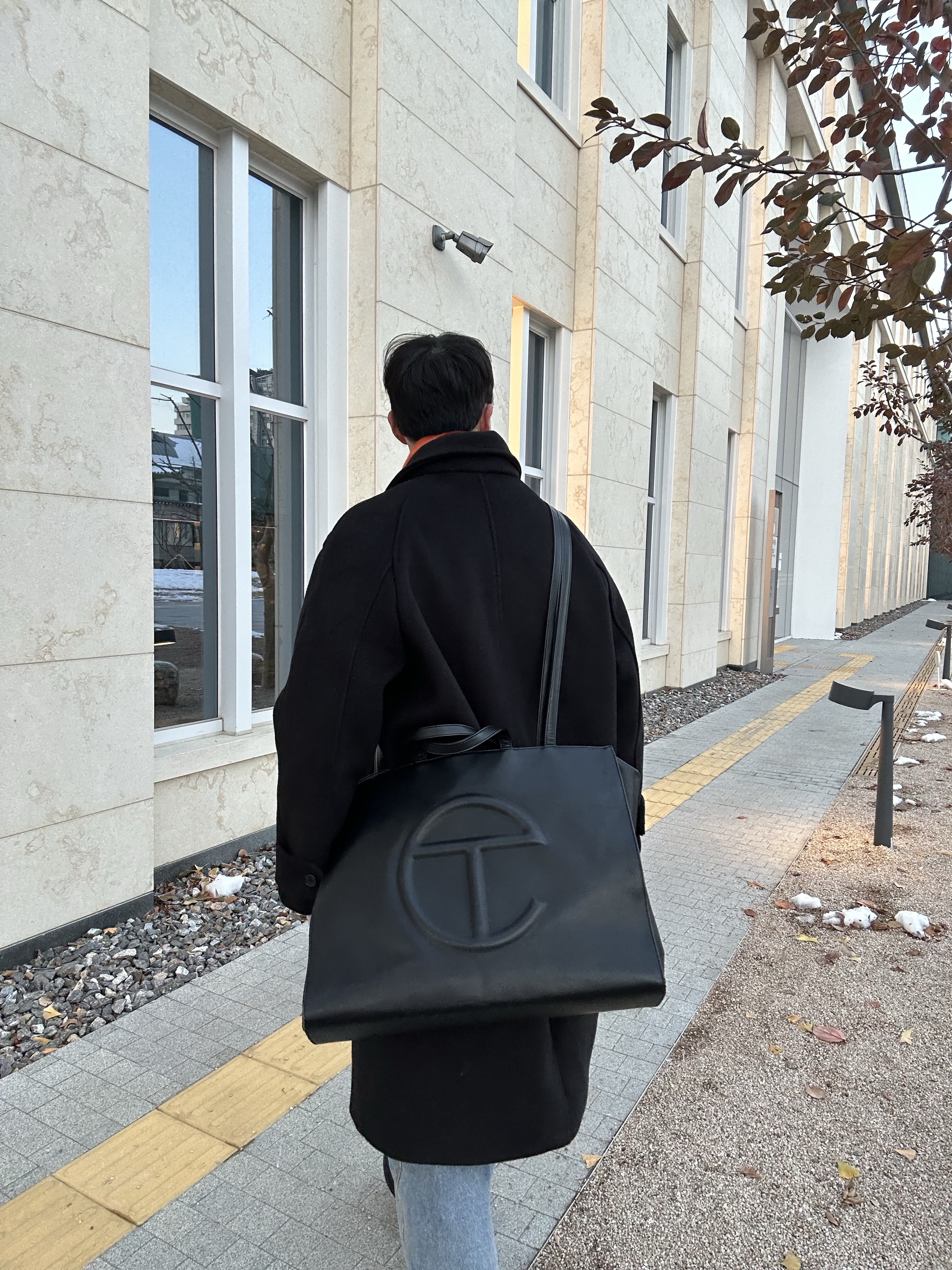Telfar Large Shopping Bag Black 착용 스타일 - 2