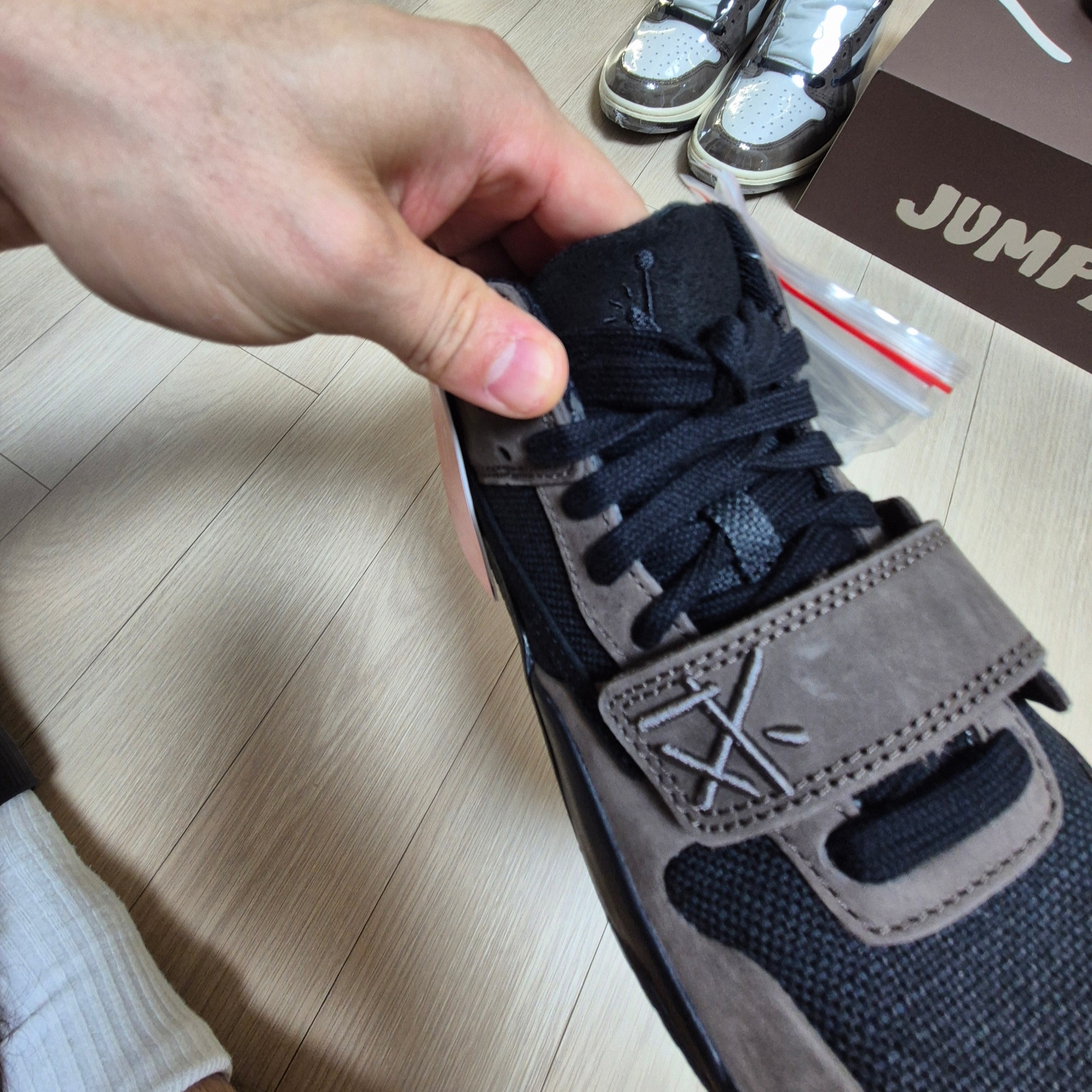 Jordan x Travis Scott Jumpman Jack TR Black and Dark Mocha, Jordan 1 x Travis Scott Retro Low OG SP Mocha 착용 스타일 - 8