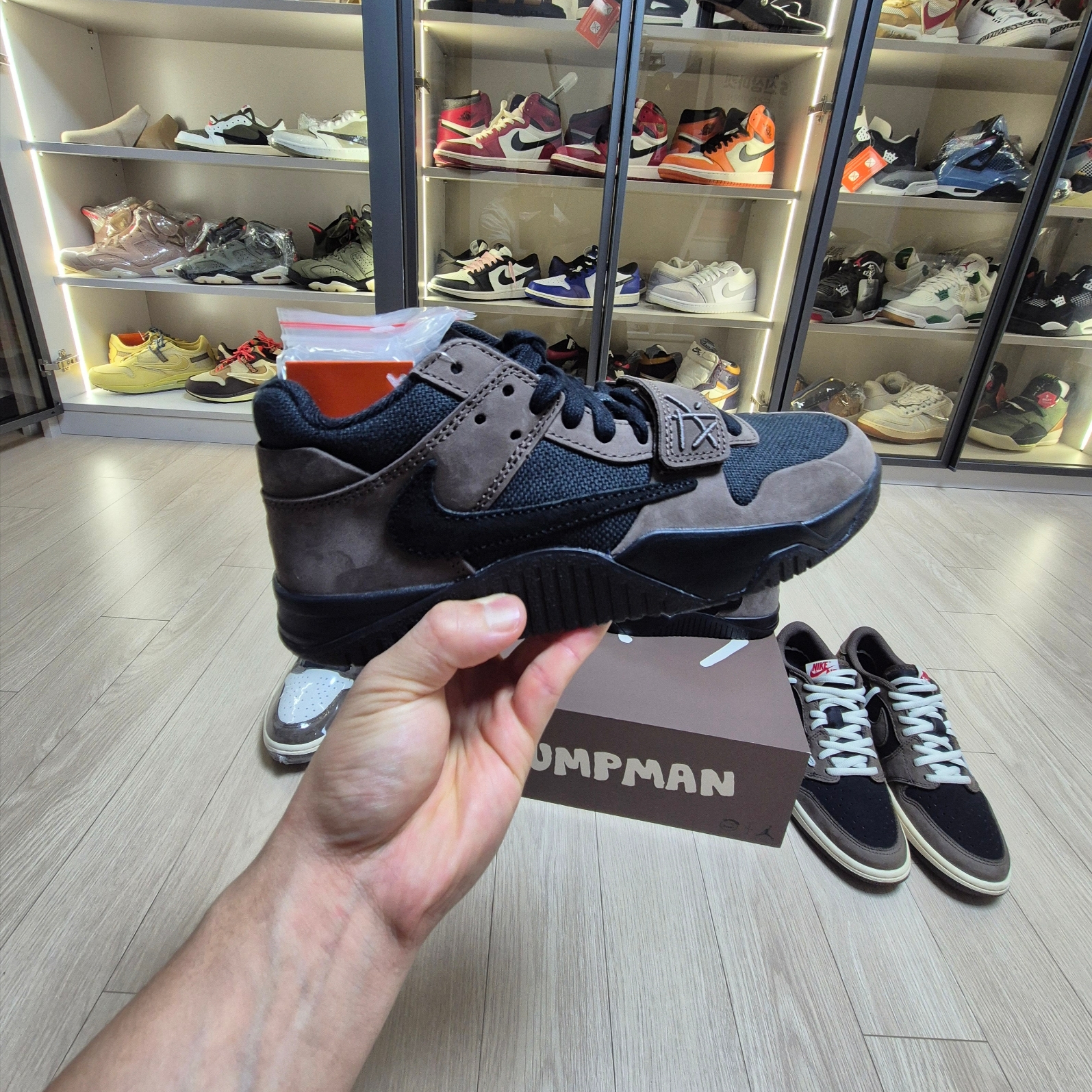 Jordan x Travis Scott Jumpman Jack TR Black and Dark Mocha, Jordan 1 x Travis Scott Retro Low OG SP Mocha 착용 스타일 - 3