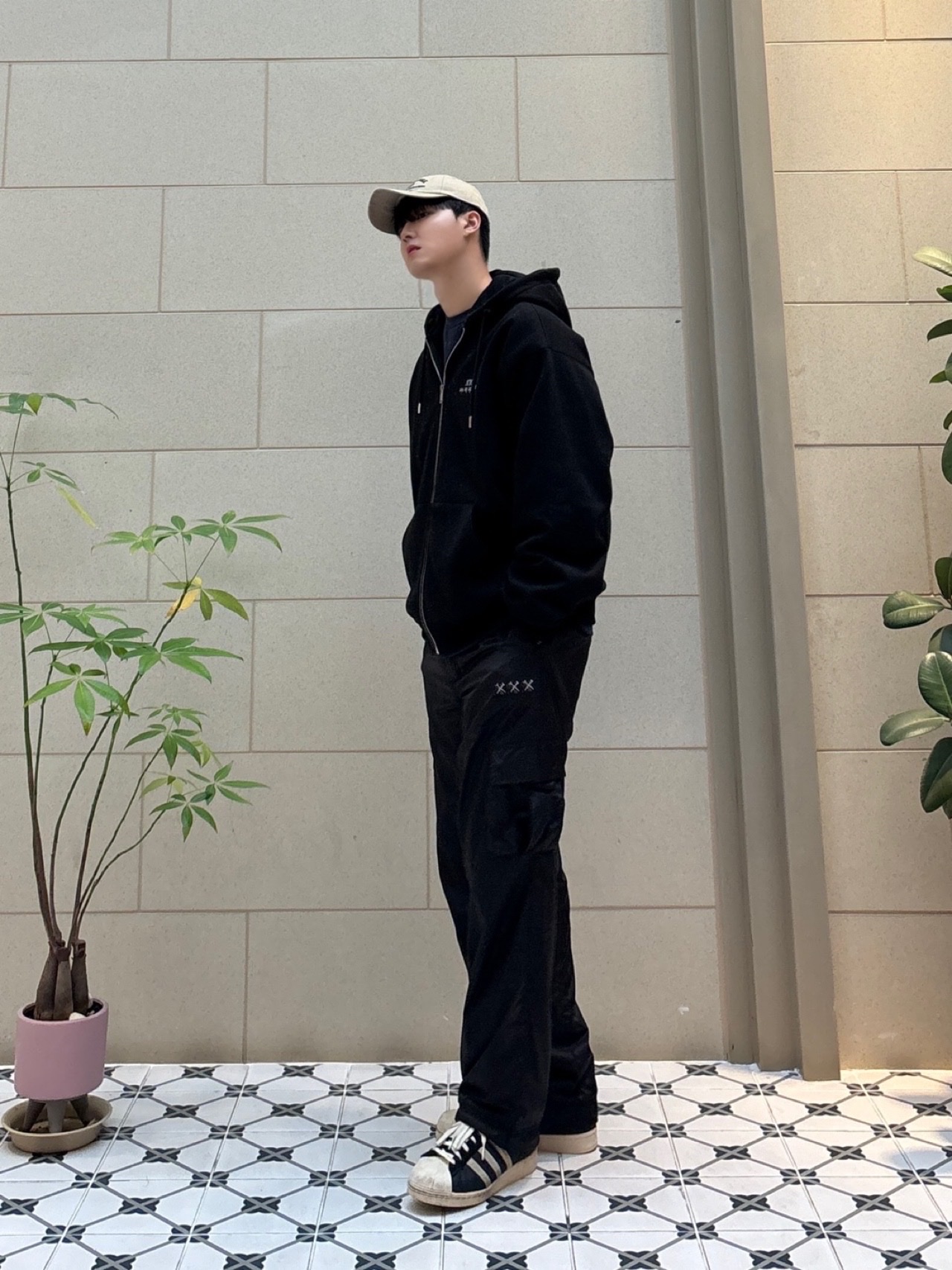 Adidas Superstar 82 Black White 착용 스타일 - 3