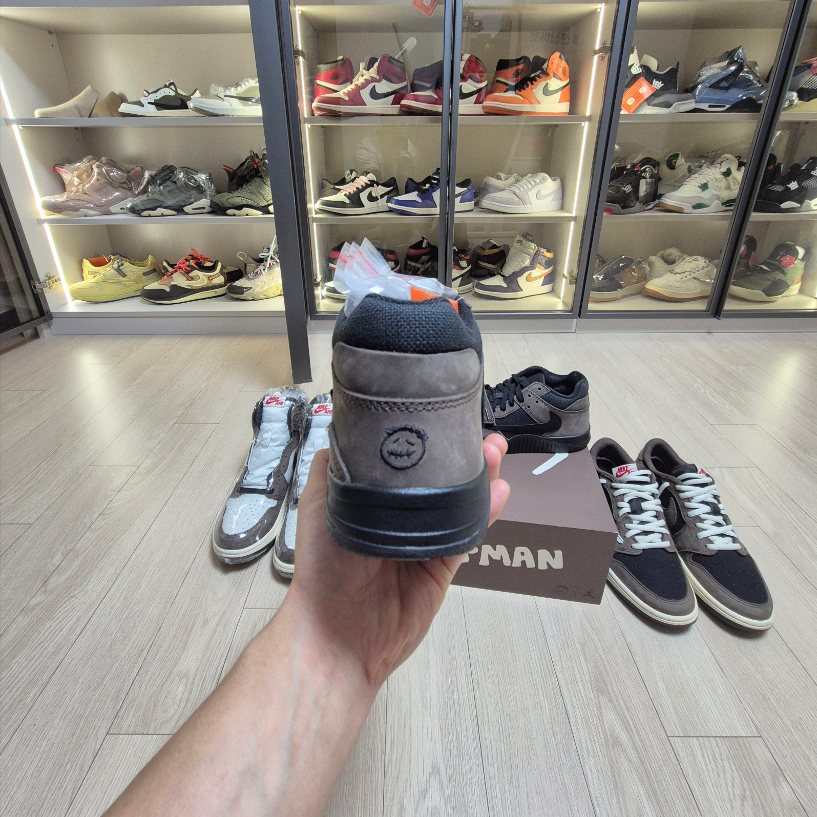 Jordan x Travis Scott Jumpman Jack TR Black and Dark Mocha, Jordan 1 x Travis Scott Retro Low OG SP Mocha 착용 스타일 - 5