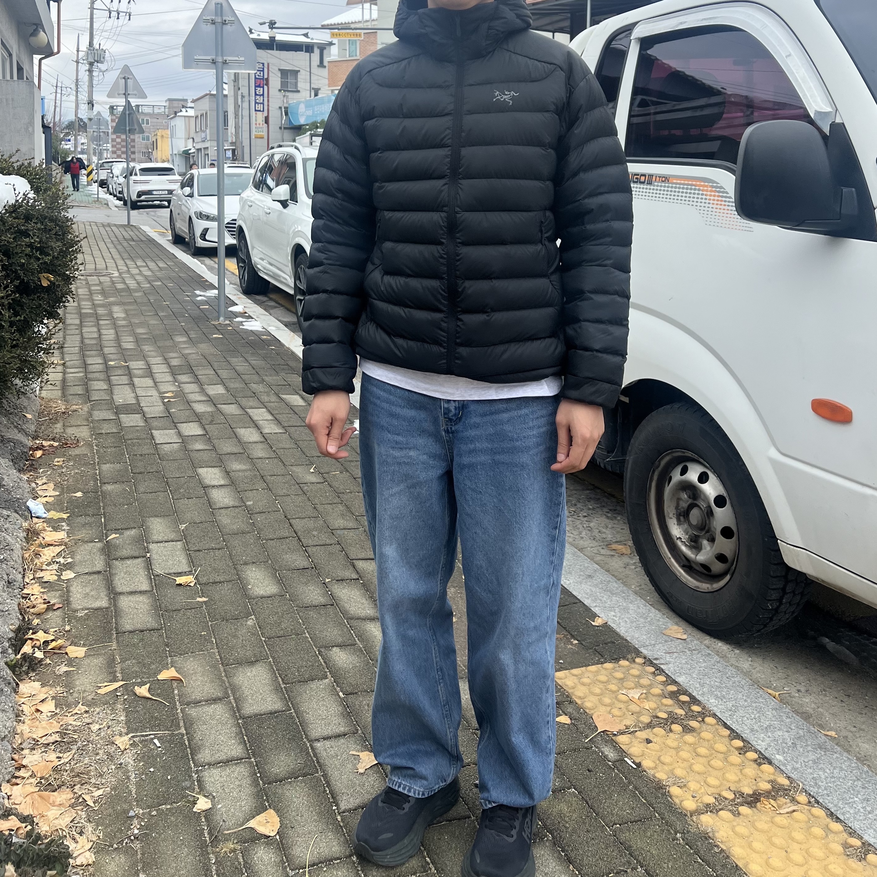 Arc'teryx Cerium Hoody Black, Hoka Bondi 8 Black - Wide 착용 스타일 - 1