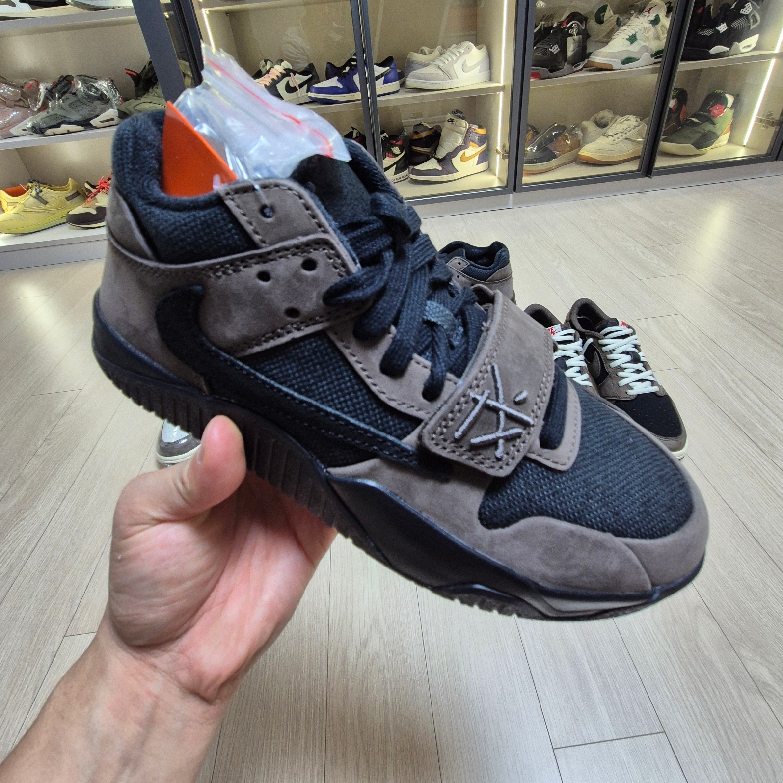 Jordan x Travis Scott Jumpman Jack TR Black and Dark Mocha, Jordan 1 x Travis Scott Retro Low OG SP Mocha 착용 스타일 - 6