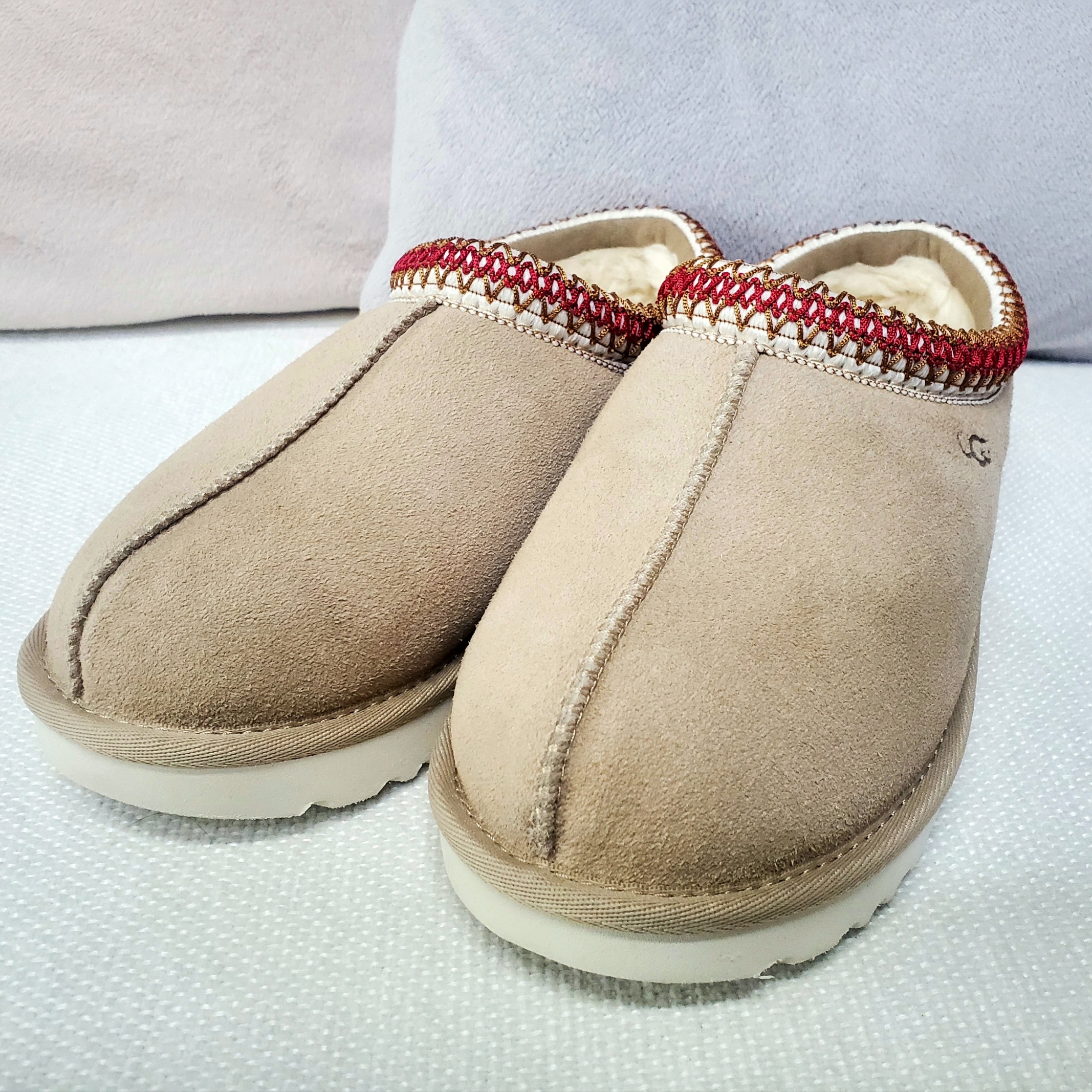 (W) UGG Tasman Slipper Sand Dark Cherry 착용 스타일
