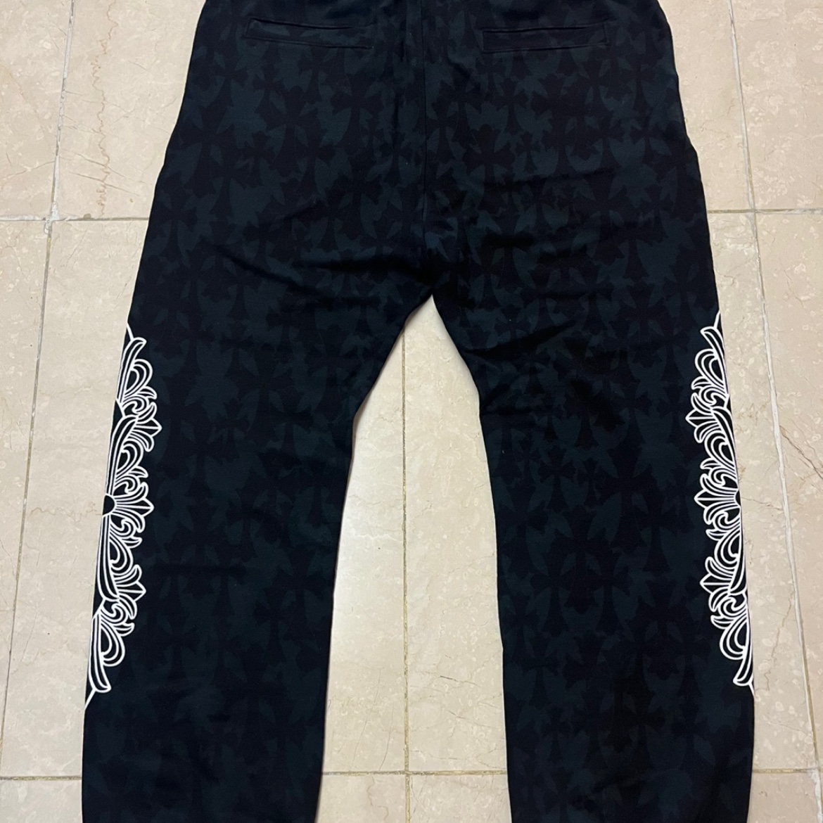 Chrome Hearts Cemetery Cross All Over Print Sweatpants Black, Chrome Hearts Cemetery Cross Print Pullover Hoodie Black 착용 스타일 - 2