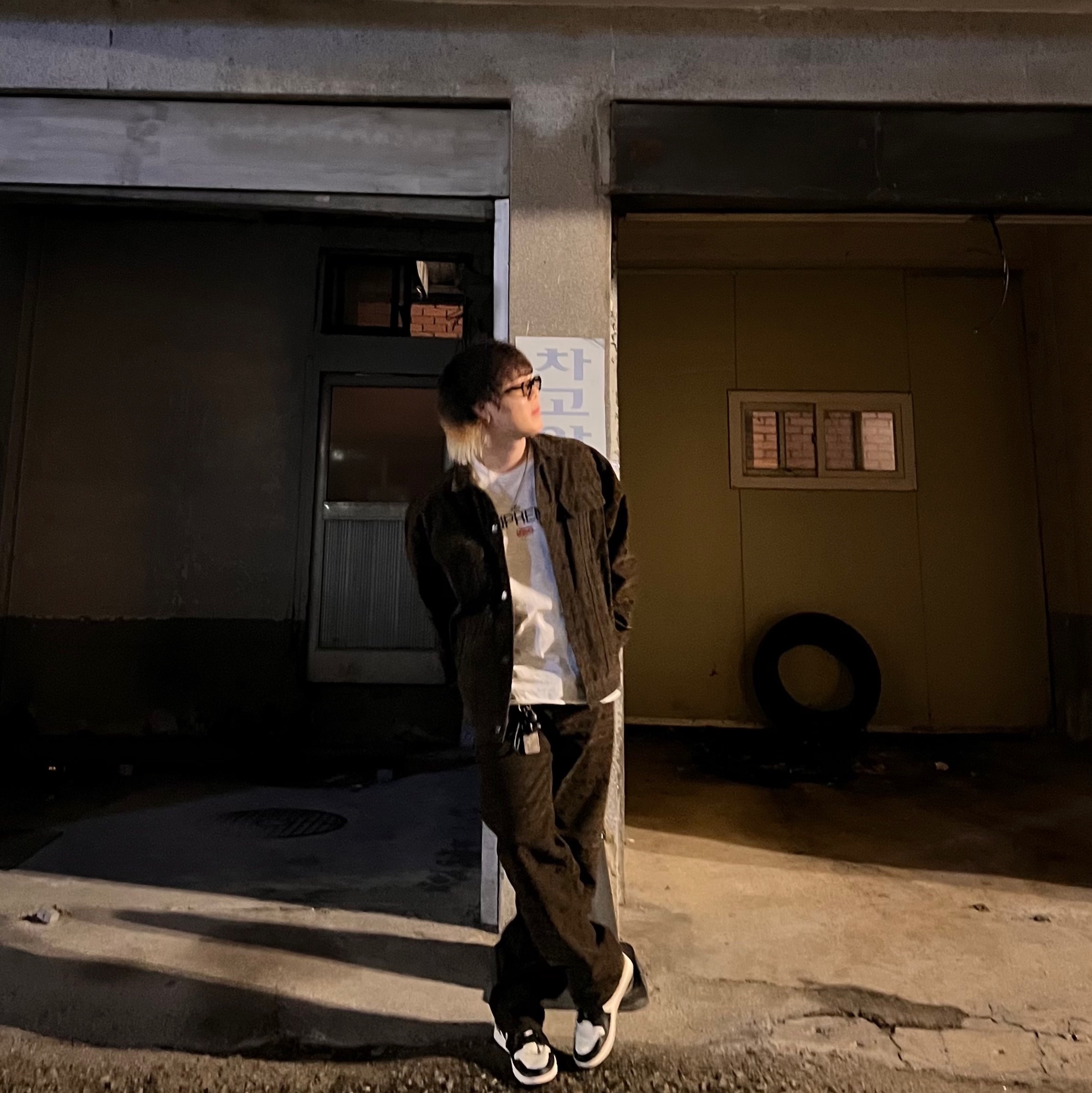 Supreme Flocked Denim Trucker Jacket Black - 24FW, Supreme Flocked Loose Fit Jean Black - 24FW 착용 스타일 - 2