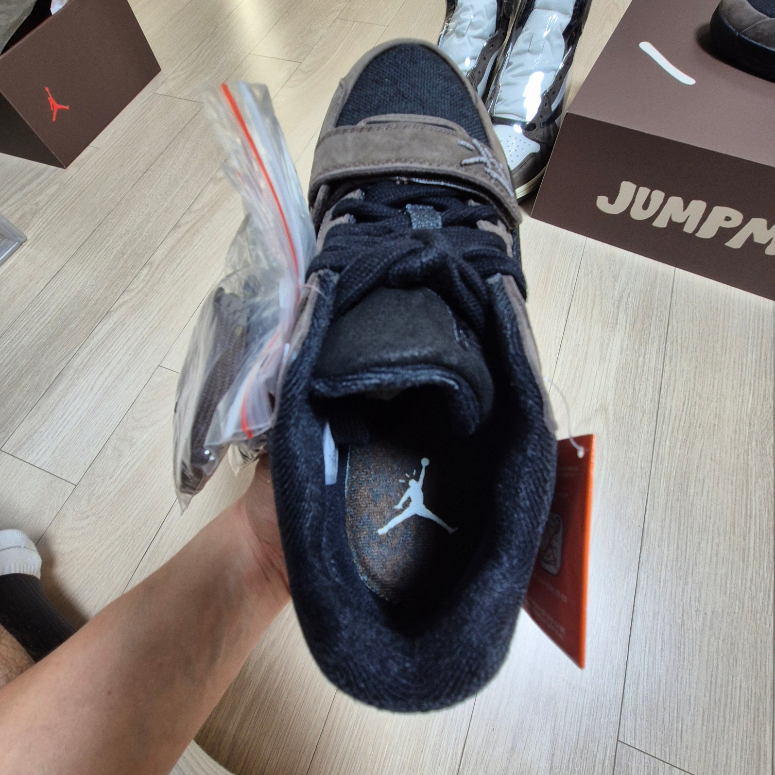 Jordan x Travis Scott Jumpman Jack TR Black and Dark Mocha, Jordan 1 x Travis Scott Retro Low OG SP Mocha 착용 스타일 - 7
