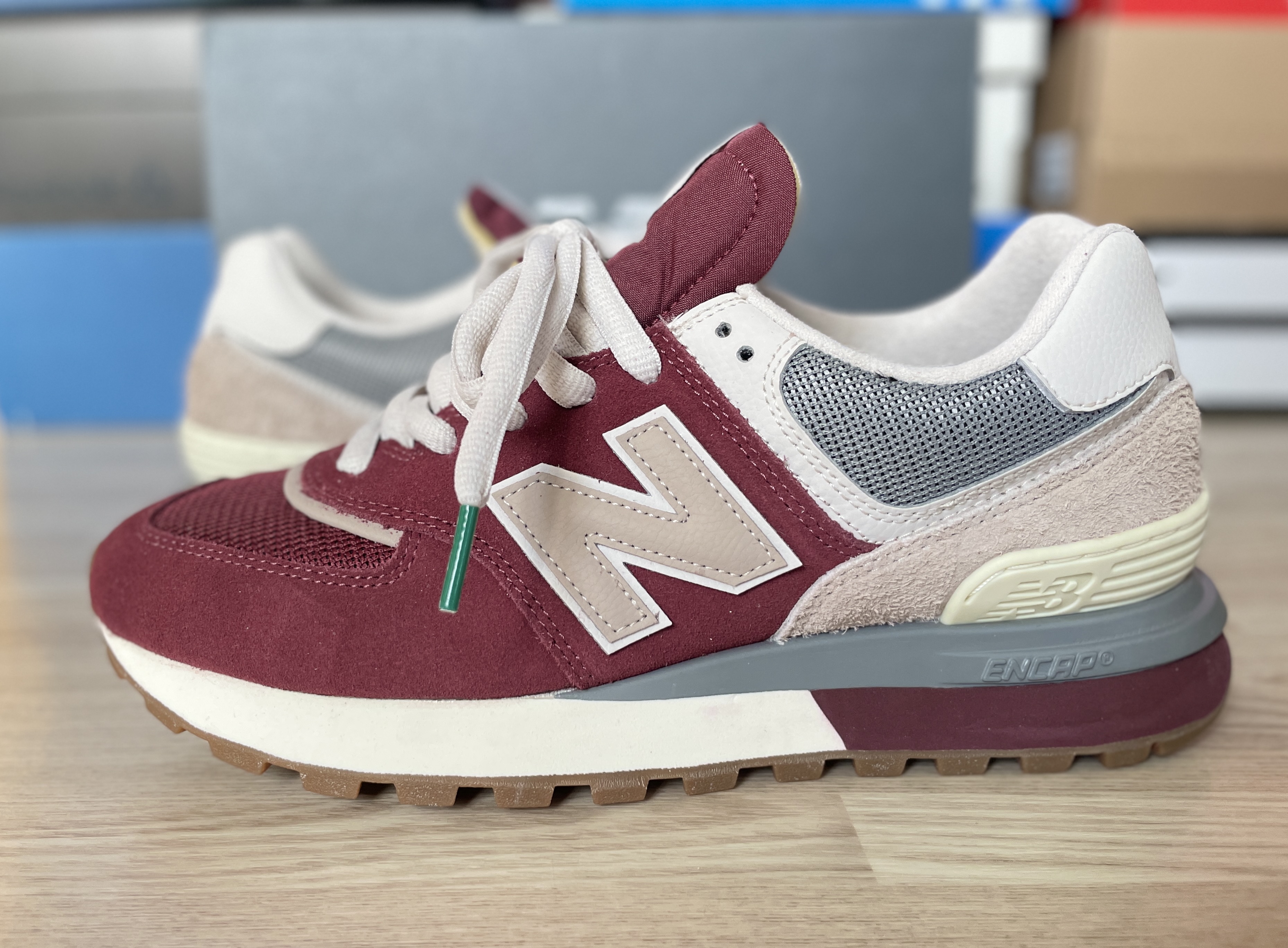 New Balance 574 Legacy Burgundy 착용 스타일 - 1