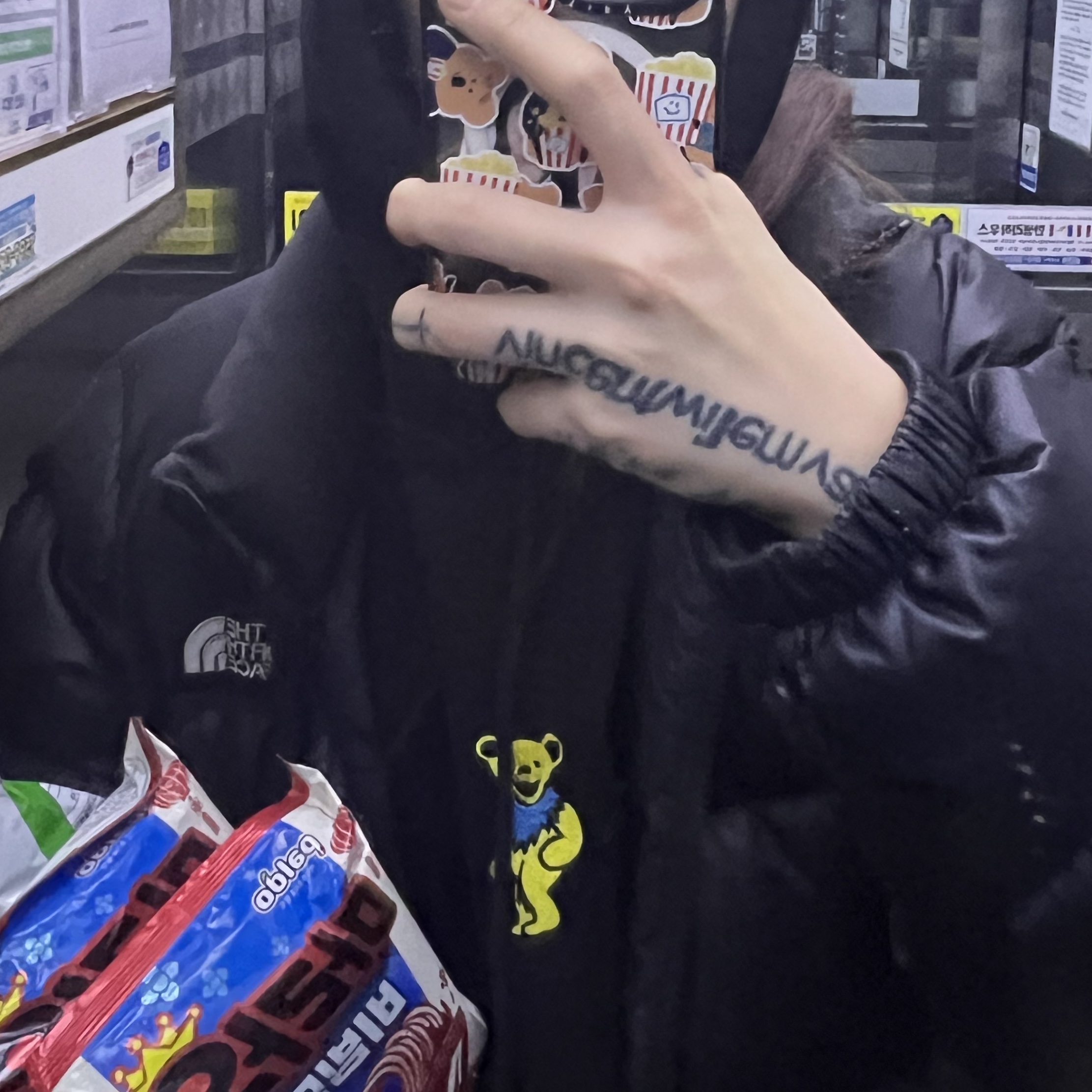 Thisisneverthat x Grateful Dead Dancing Bears Hoodie Black 착용 스타일